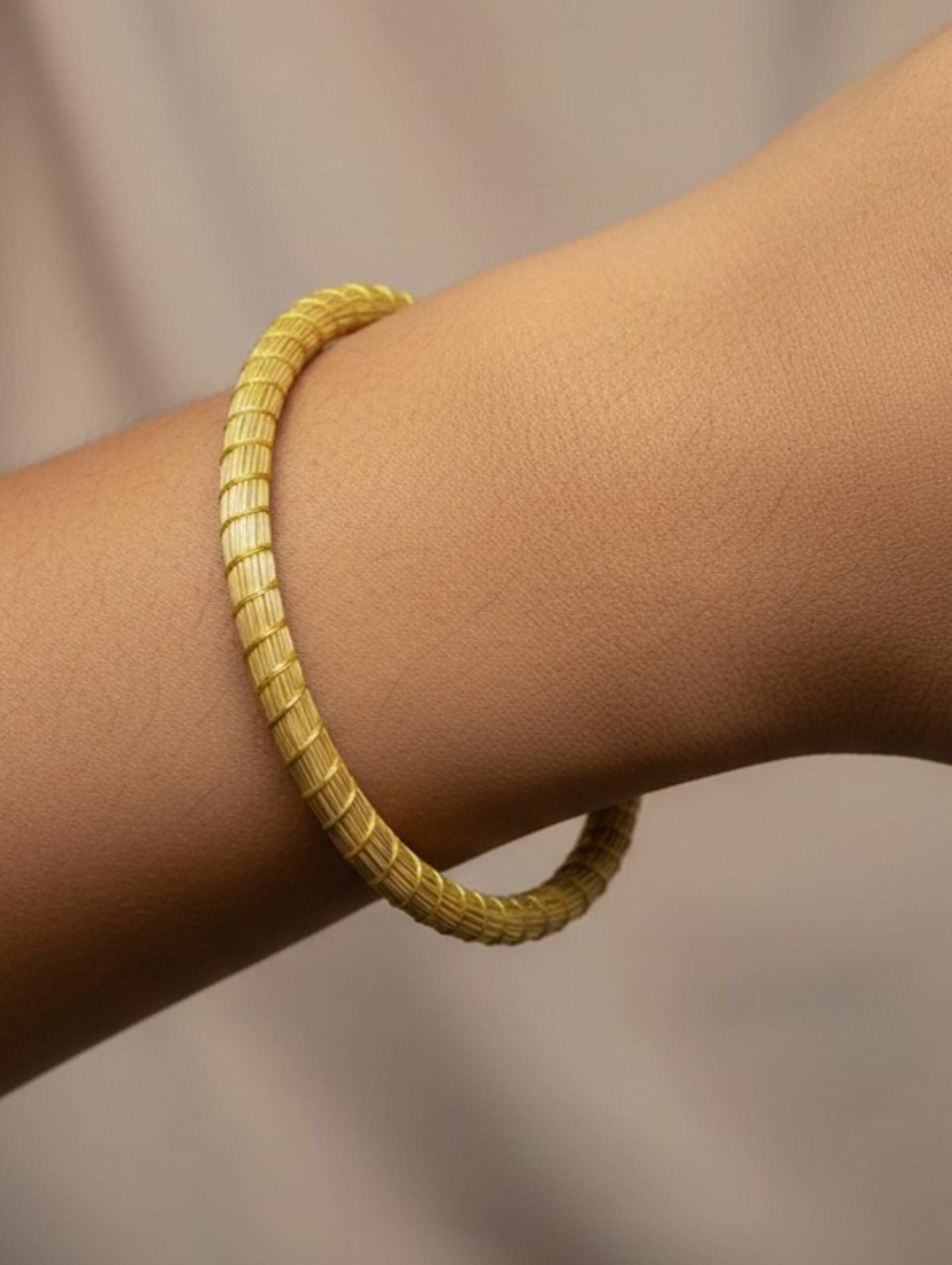 Brazalete de oro vegetal – ROMA – Biojoya Capim dourado – Joya sostenible natural hecha a mano – Rígido – Diámetro 6,5cm – SLOWECO – 1U.