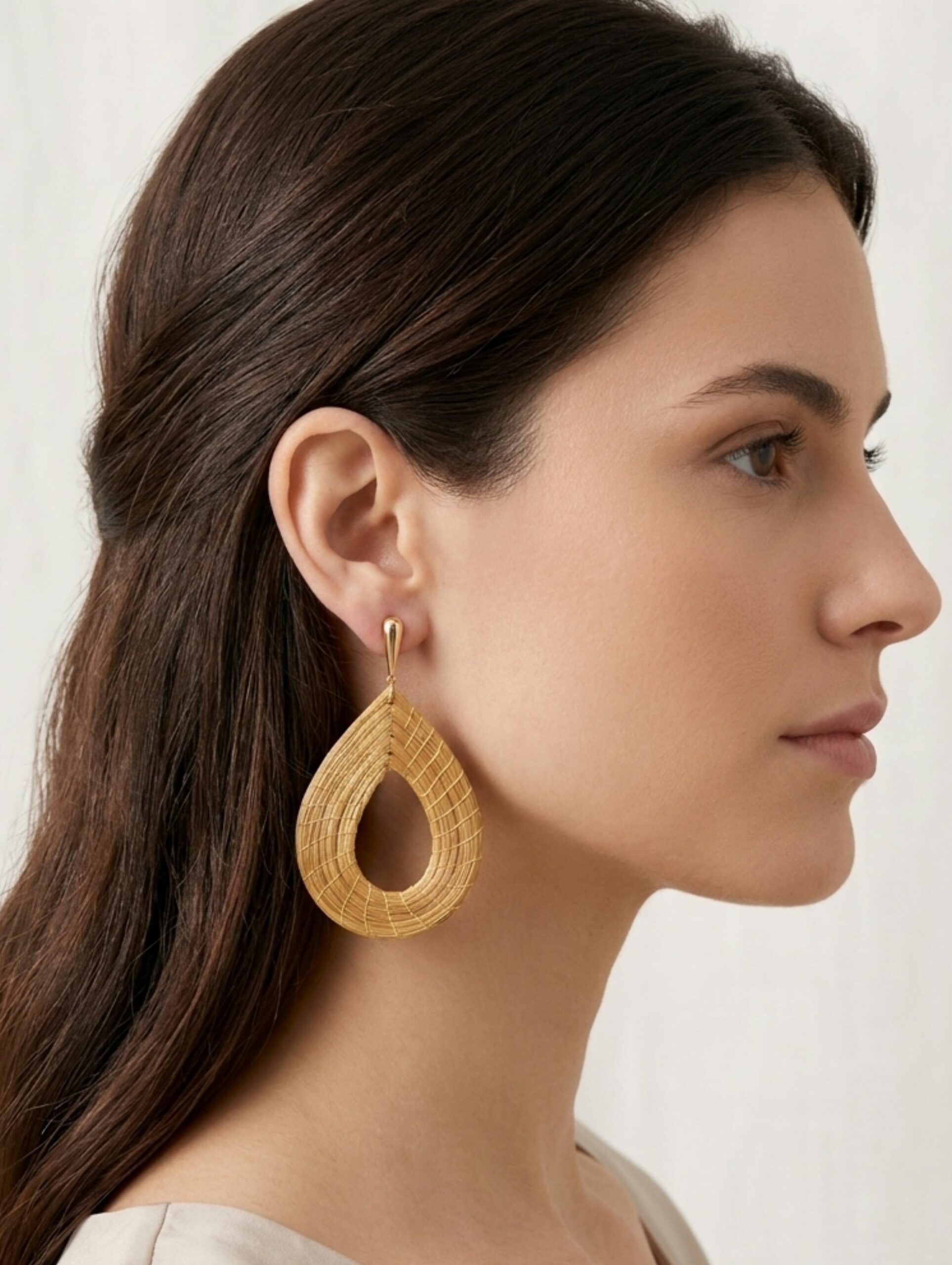 Pendientes de oro vegetal – SEVILLA – Biojoya Capim dourado – Joya sostenible natural hecha a mano – Presión – 7cmx4,5cm – SLOWECO