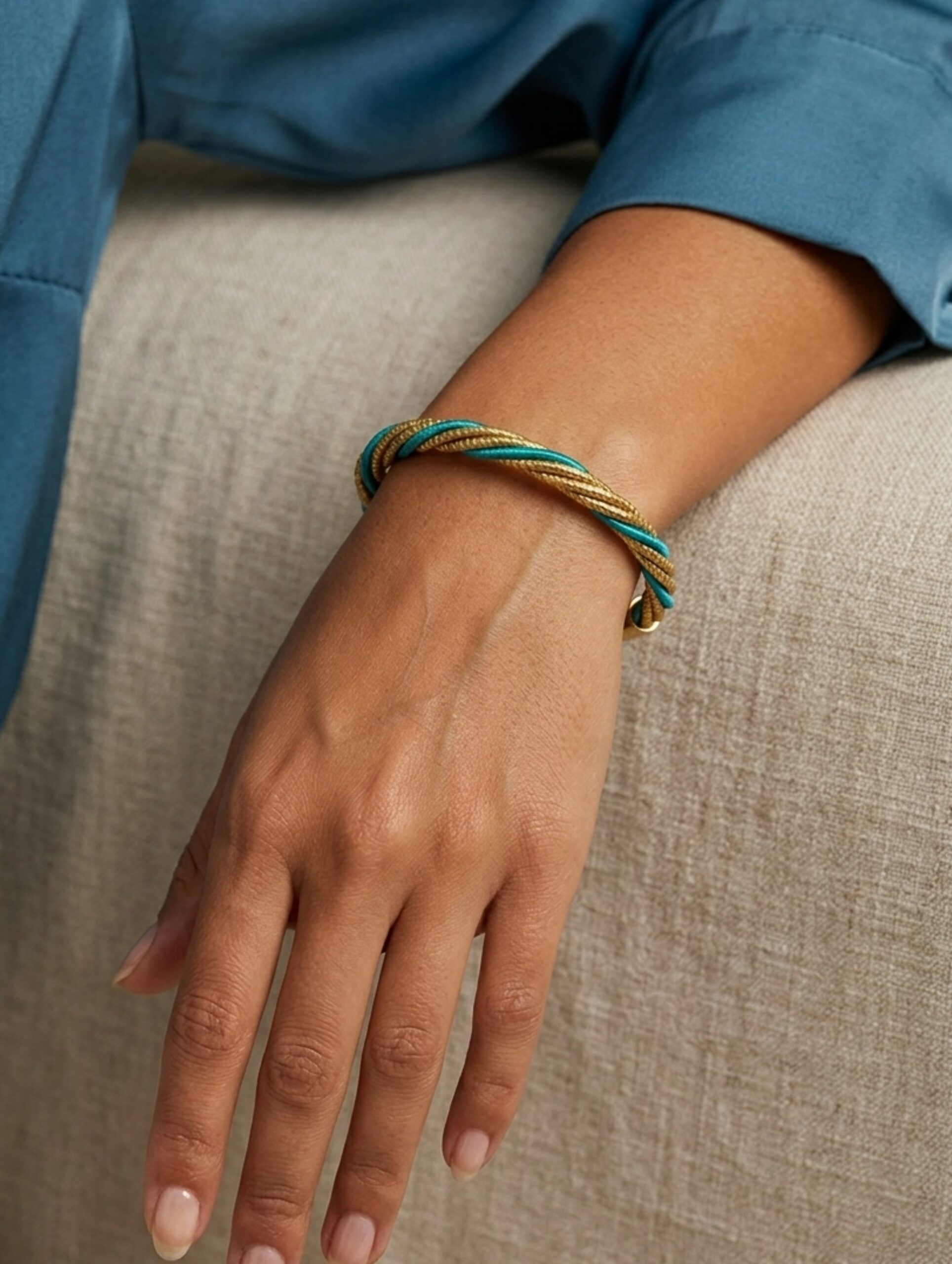 Brazalete oro vegetal ajustable – LA HABANA – Biojoyas Capim dourado – Joya sostenible natural hecha a mano – Semirrígido – 5,5cmx4,5cm – SLOWECO – 1U.