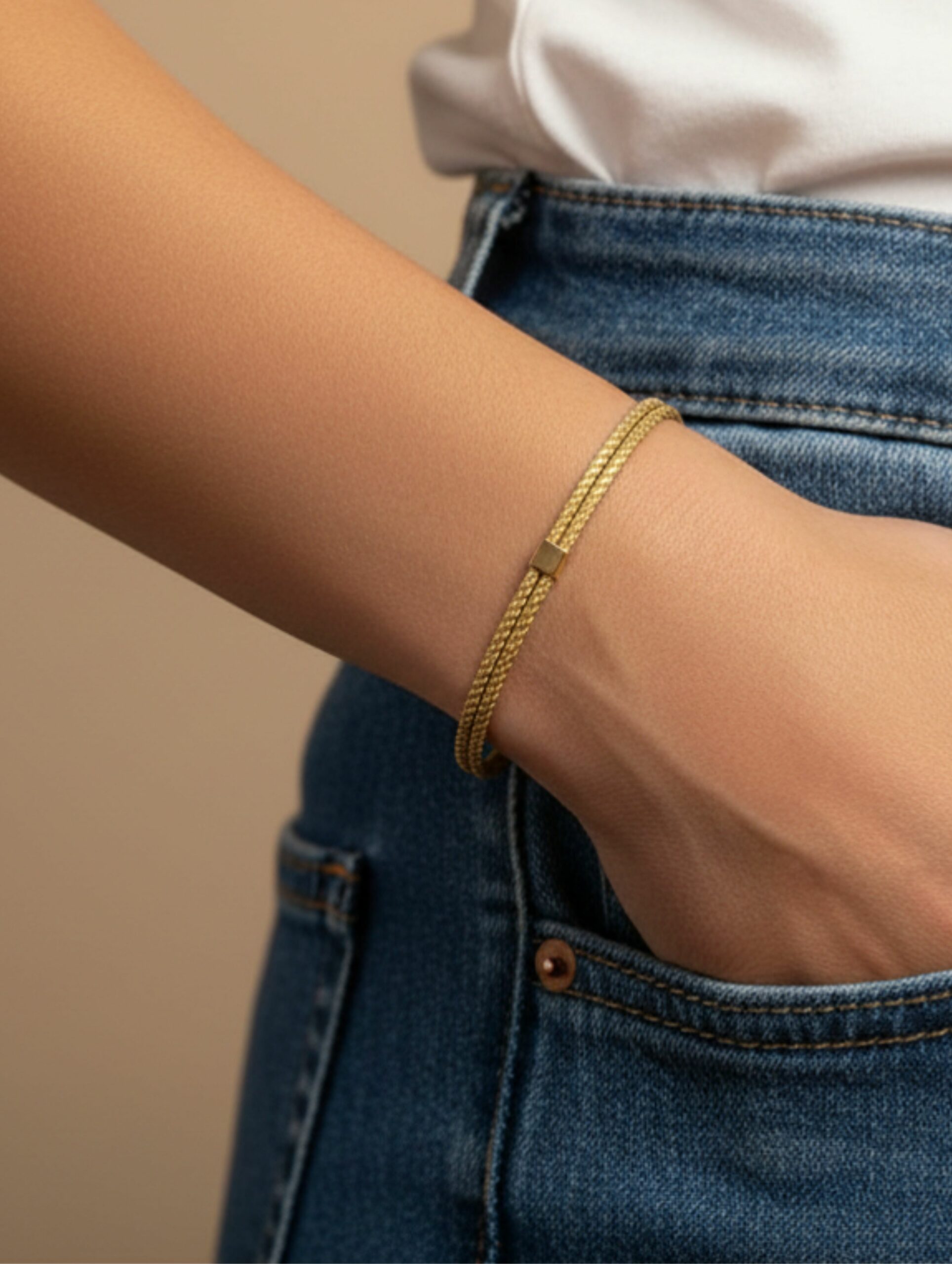 Pulsera de oro vegetal ajustable – MADRID – Biojoya Capim dourado – Joya sostenible natural hecha a mano – Semirrígida – Diámetro 6cmx0,3cm – SLOWECO- 1U.