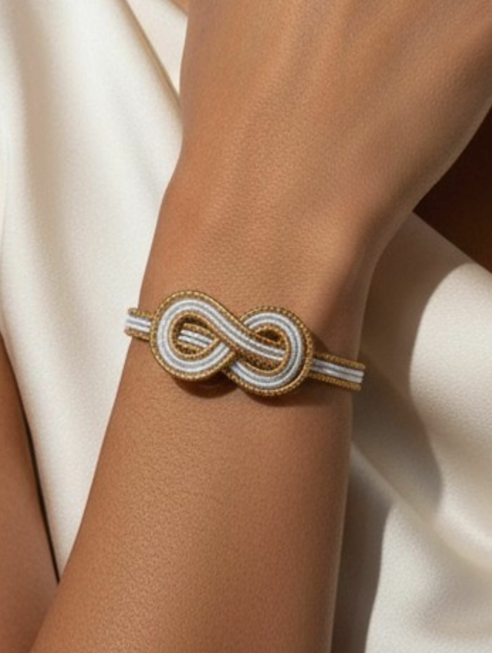 Pulsera de oro vegetal ajustable – IBIZA – Biojoya Capim dourado – Joya sostenible natural hecha a mano – Semirrígida – Diámetro 6,5cmx5cm – SLOWECO – 1U