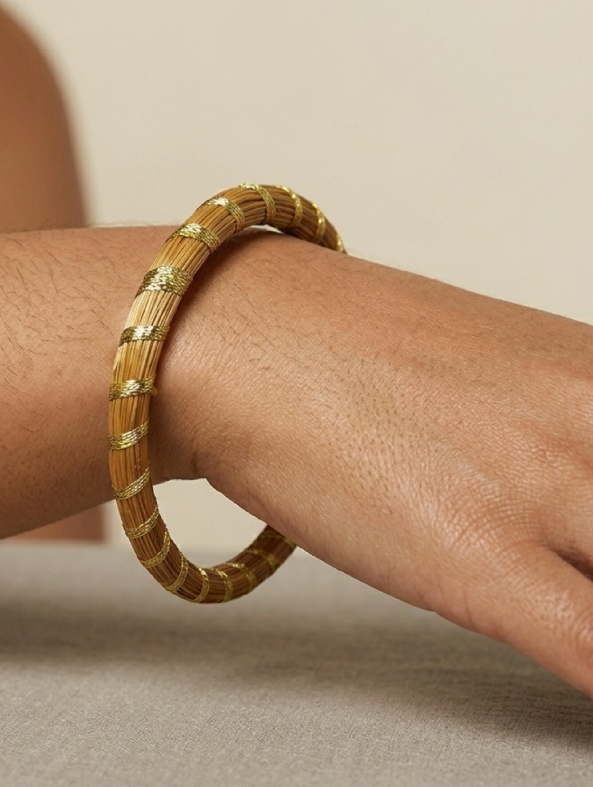 Brazalete de oro vegetal – ATENAS – Biojoya Capim dourado – Joya sostenible natural hecha a mano – Rígido – Diámetro 6,5cm – SLOWECO – 1U.