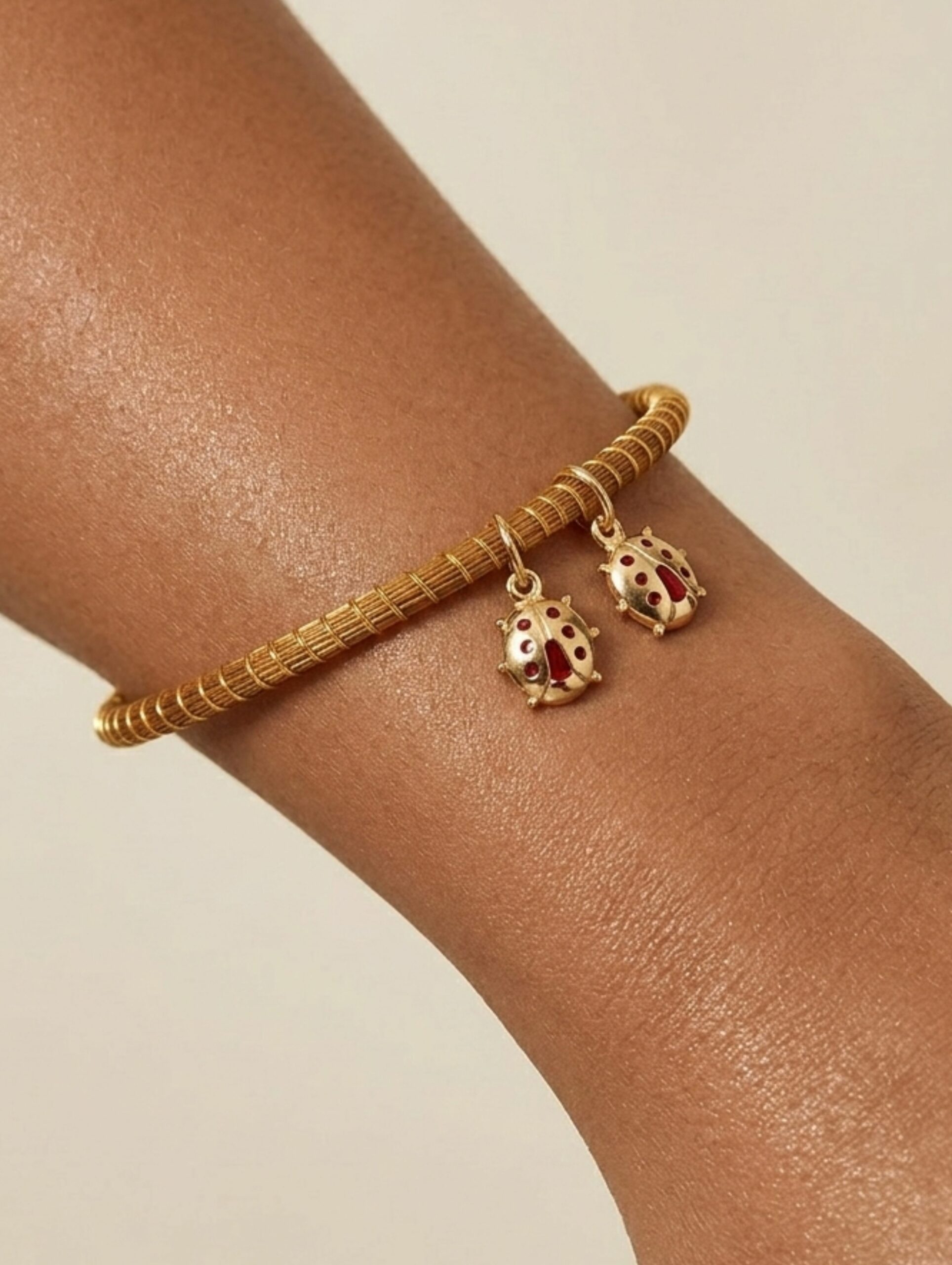 Brazalete oro vegetal – MARIQUITA – Biojoya Capim dourado – Joya sostenible natural hecha a mano – Rígido – Diámetro 6,5 – SLOWECO – 1U.