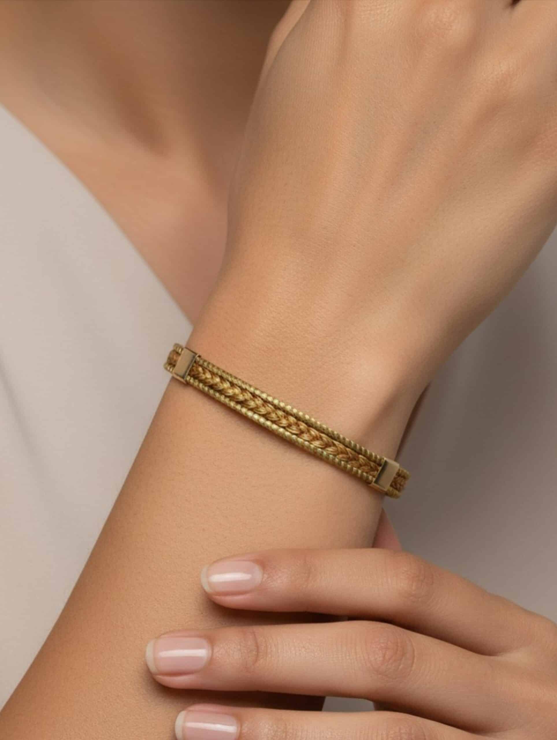 Pulsera de oro vegetal ajustable – MACARENA – Biojoya Capim dourado – Joya sostenible natural hecha a mano – Semirrígida – Diámetro 6,5cmx0,7cm – SLOWECO – 1U.