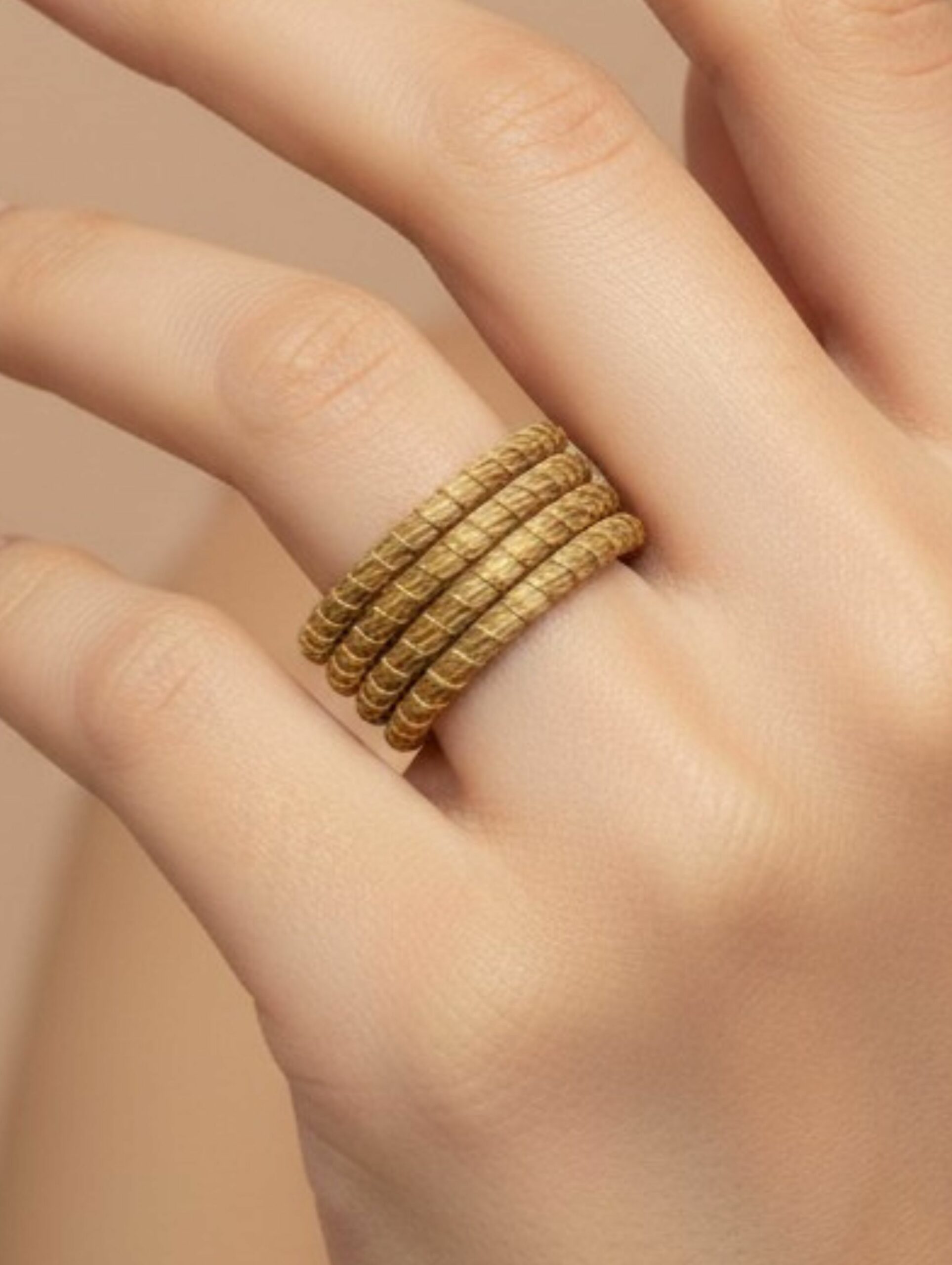 Anillo de oro vegetal ajustable – UTAH – Biojoya Capim dourado – Joya sostenible natural hecha a mano – Semirrígido – Diámetro 2cmx0,7cm – SLOWECO