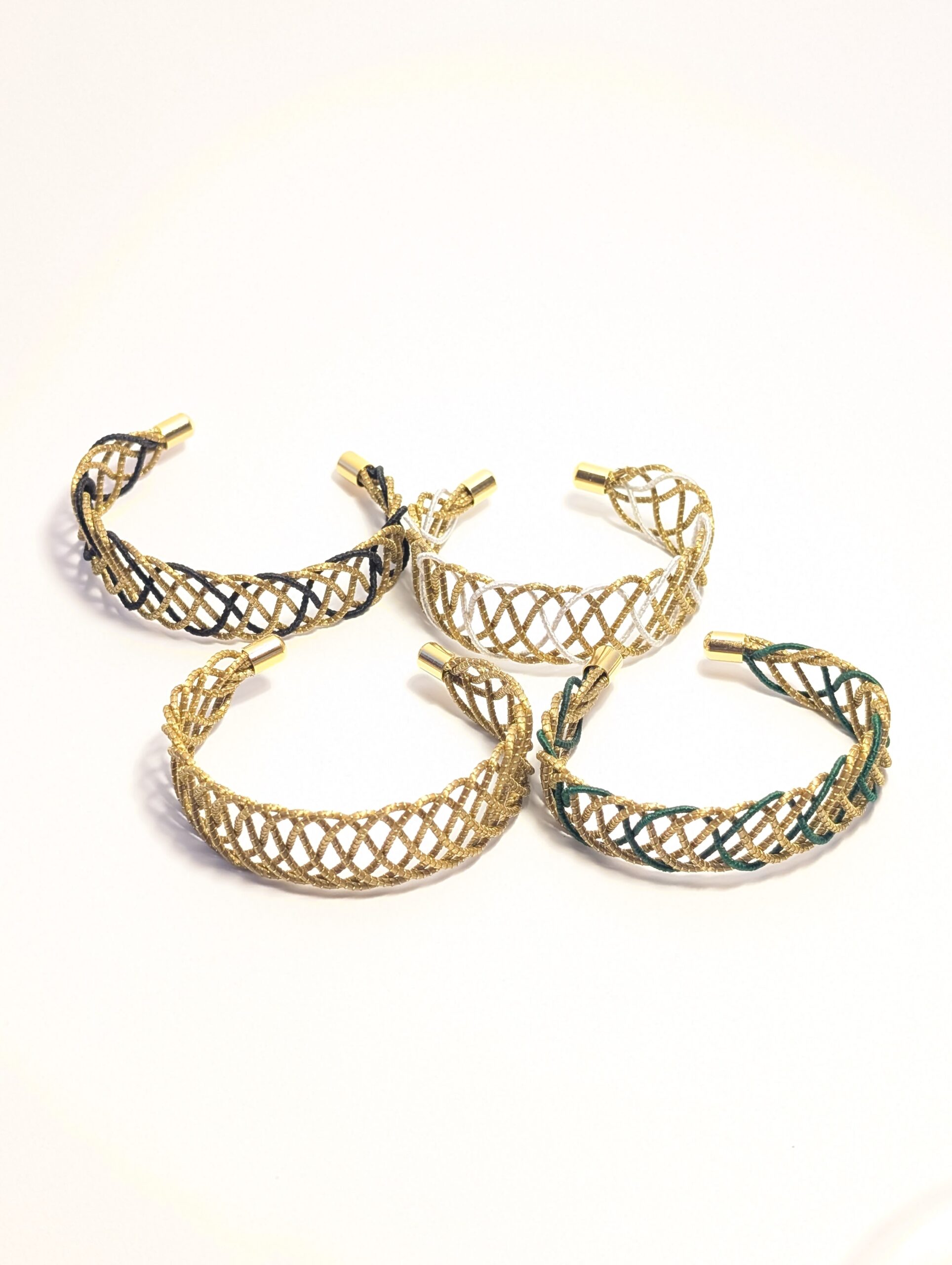 Brazalete oro vegetal ajustable – YUCATAN – Biojoya Capim dourado – Joya sostenible natural hecha a mano – Semirrígido – Diámetro 6cmx2cm – SLOWECO – 1U.