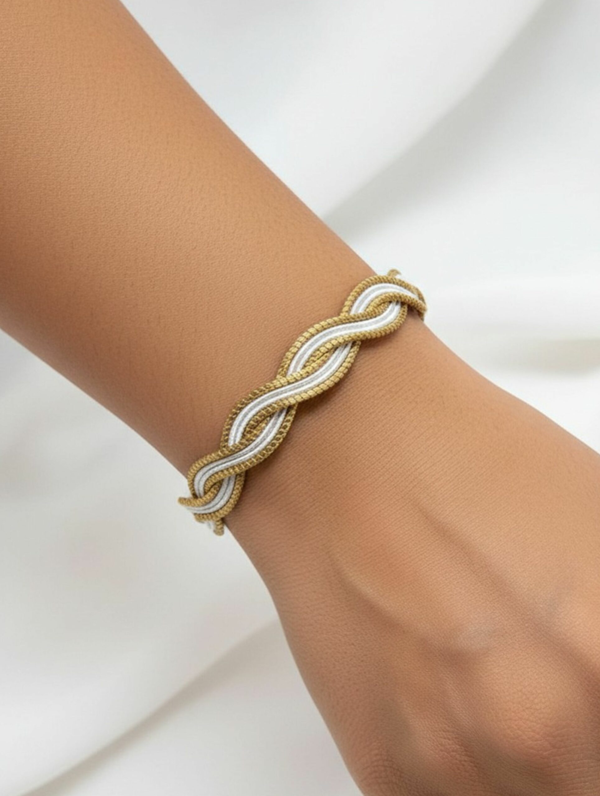 Brazalete oro vegetal ajustable – PAPUA – Biojoya Capim dourado – Joya sostenible natural hecha a mano – Semirrígido – 6,5cmx5cm – SLOWECO – 1U.