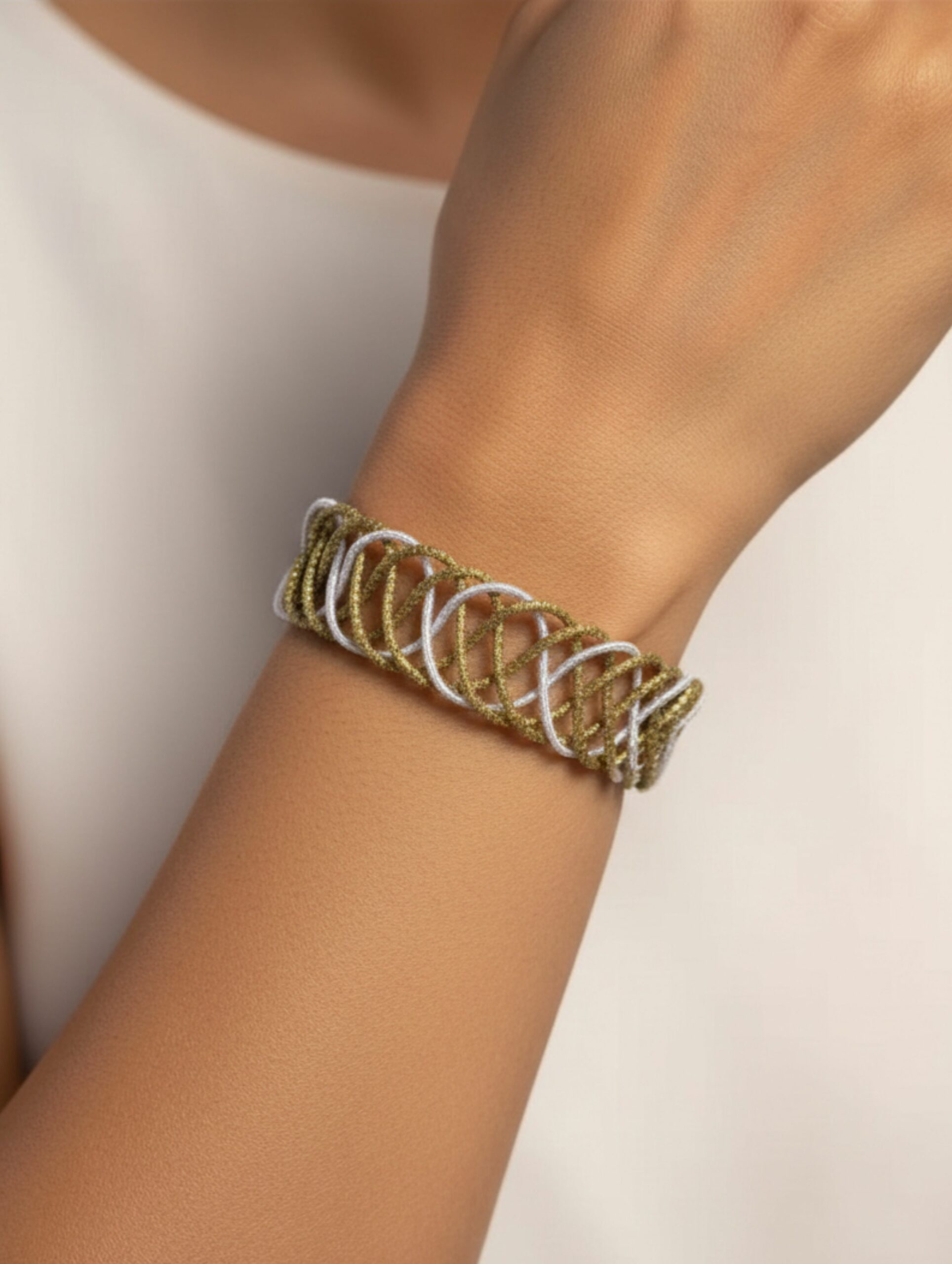 Brazalete oro vegetal ajustable – YUCATAN – Biojoya Capim dourado – Joya sostenible natural hecha a mano – Semirrígido – 6cmx5cm – SLOWECO – 1U.