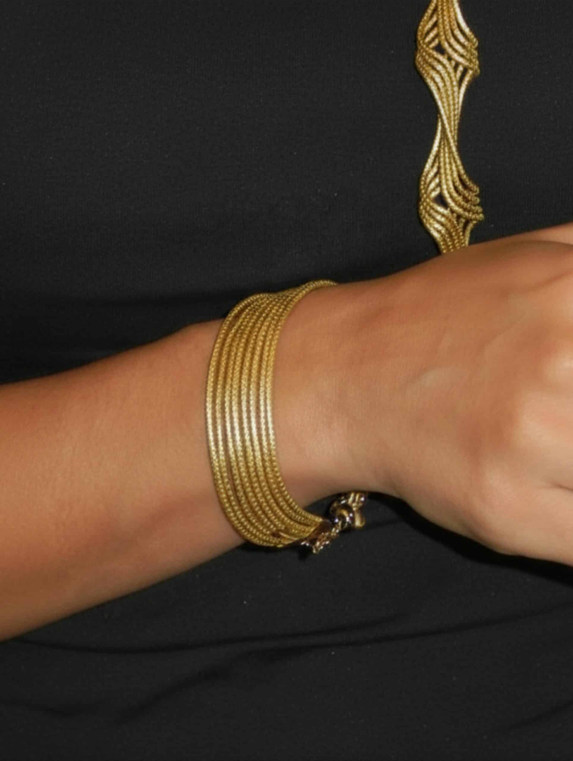 Pulsera de oro vegetal ajustable – BENAGIL – Biojoya Capim dourado – Joya sostenible natural hecha a mano – 6cmx5cm – SLOWECO – 1U.