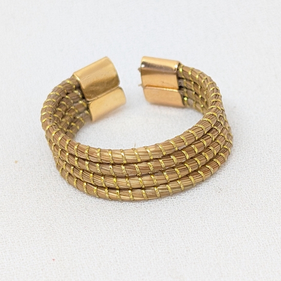 Anillos oro vegetal capim dourado natural y sostenible