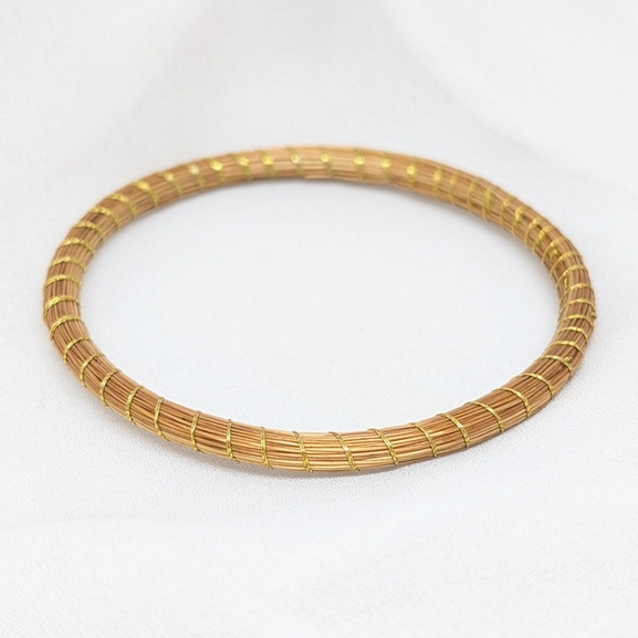Brazalete sostenible oro vegetal capim dourado natural y sostenible