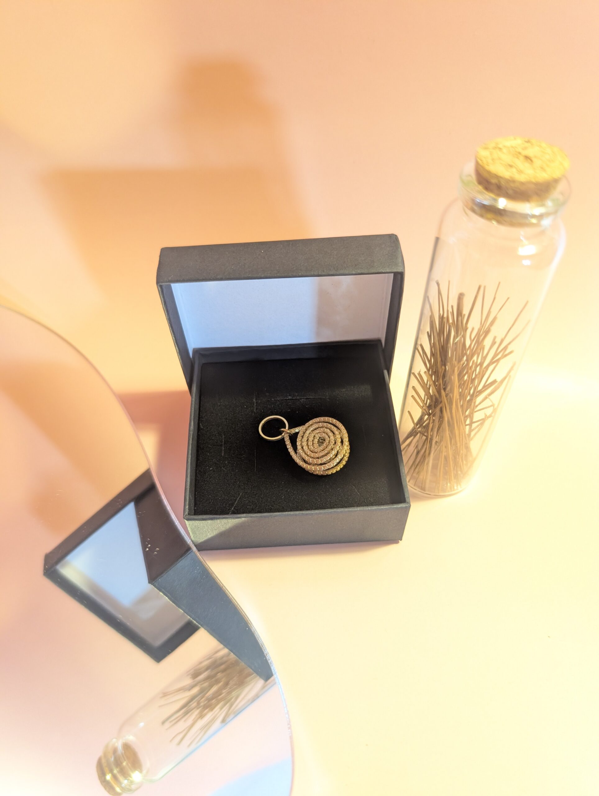 Capimix ENCANTO – Charms Dije artesanal – Colgante Oro vegetal Capim dorado para pendientes, collar, adorno – 3x2cm SLOWECO – 1U.