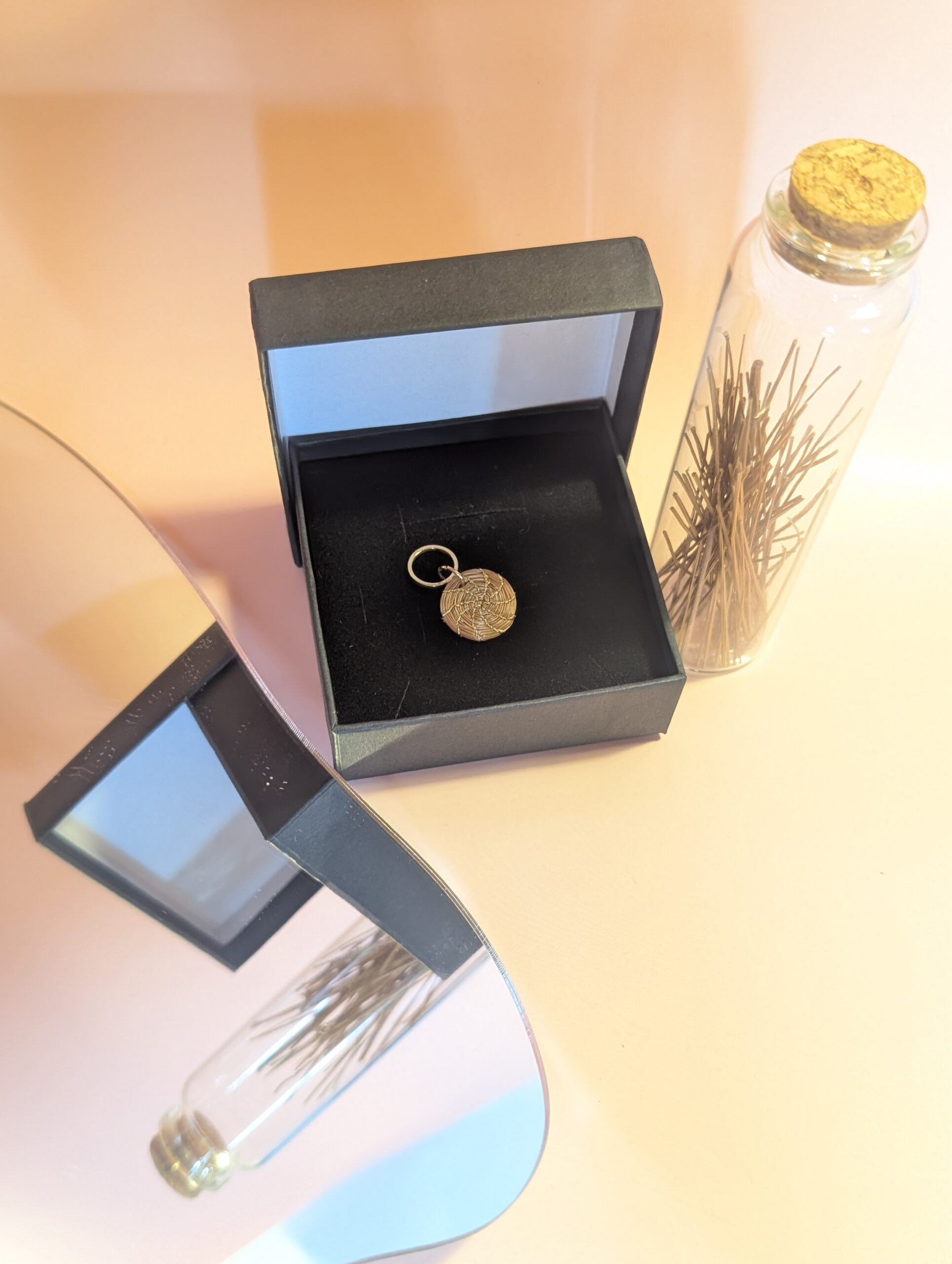 Capimix ARMONÍA – Charms Dije artesanal – Colgante Oro vegetal Capim dorado para pendientes, collar, adorno – 2,5×1,5cm SLOWECO – 1U.
