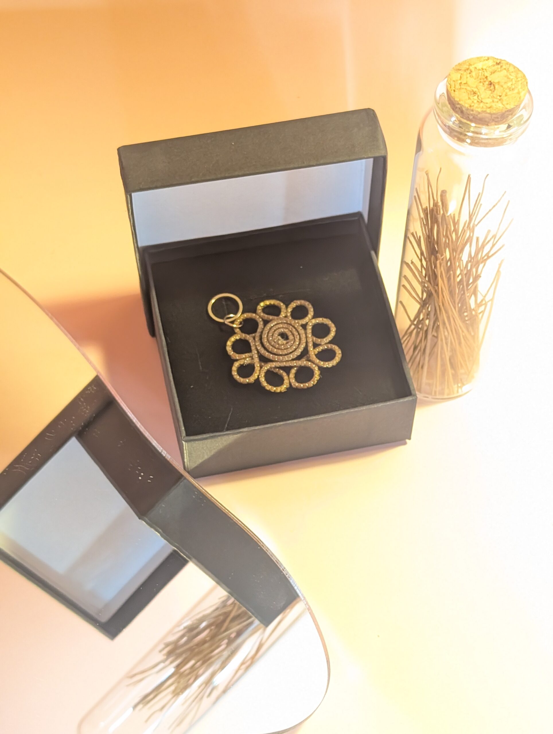 Capimix ALEGRIA – Charms Dije artesanal – Colgante Oro vegetal Capim dorado para pendientes, collar, adorno – 4,5×3,5cm SLOWECO – 1U.