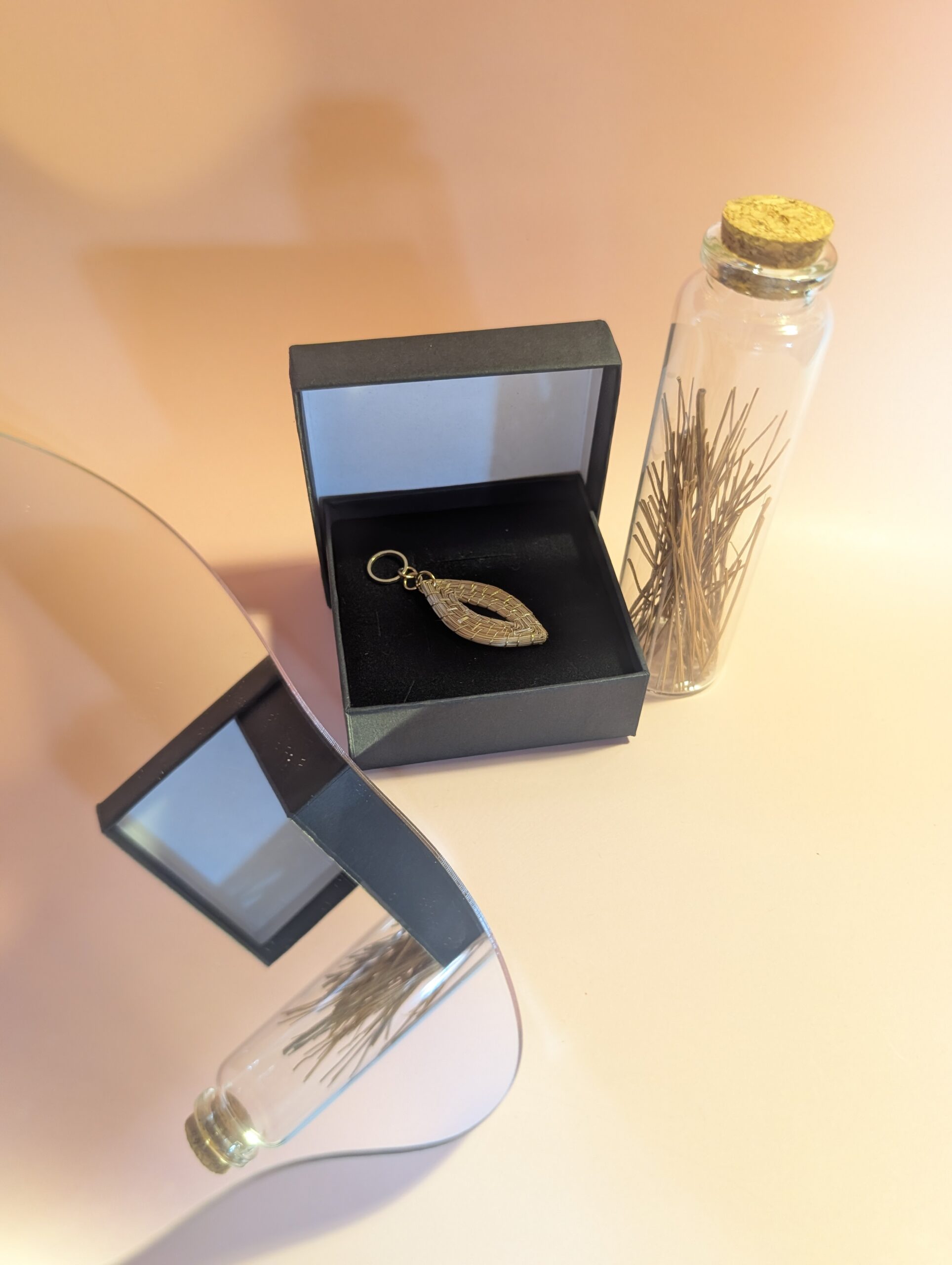 Capimix CALMA – Charms Dije artesanal – Colgante Oro vegetal Capim dorado para pendientes, collar, adorno – 5x2cm SLOWECO – 1U.