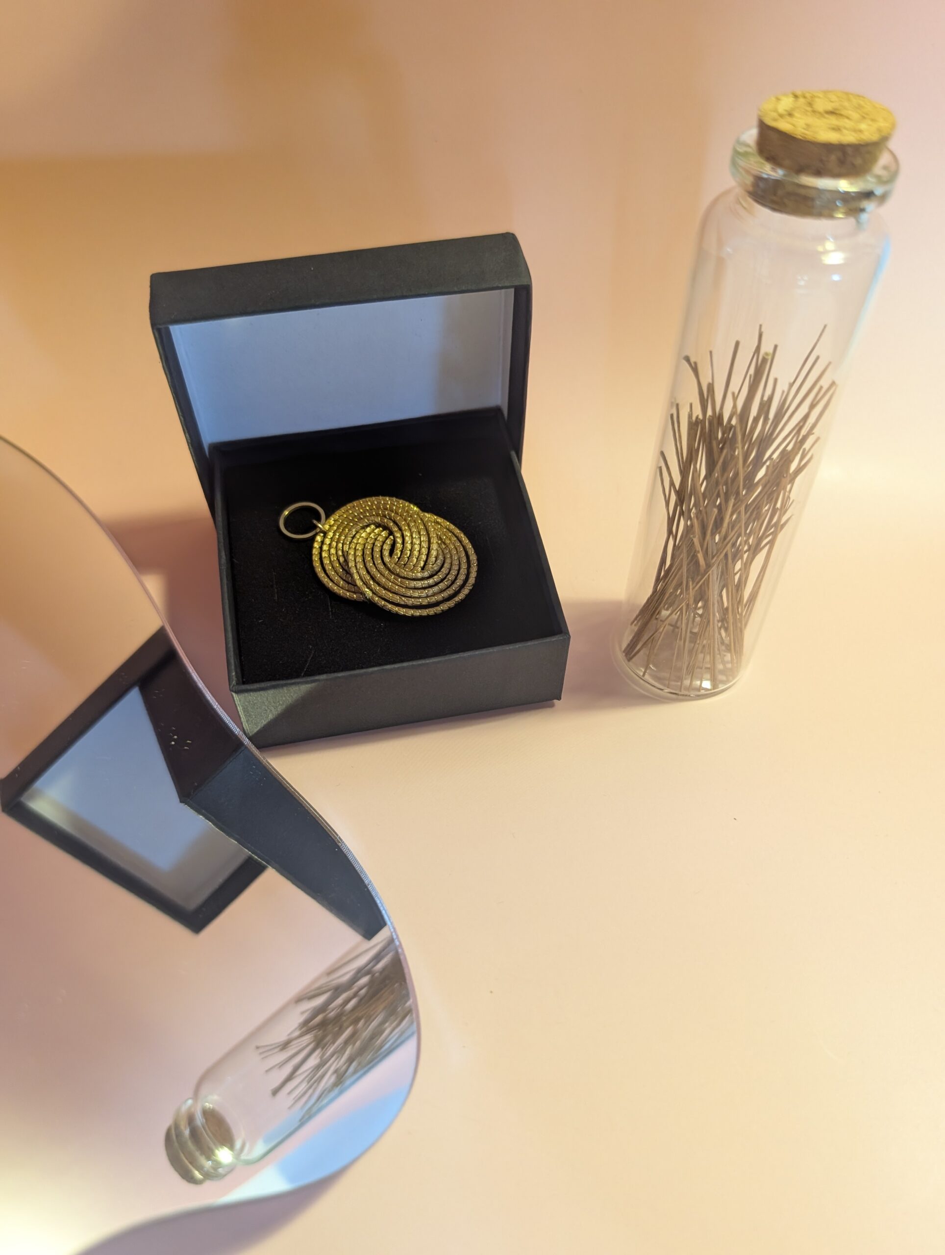Capimix AMOR – Charms Dije artesanal – Colgante Oro vegetal Capim dorado para pendientes, collar, adorno – 4,5×2,5cm SLOWECO – 1U.
