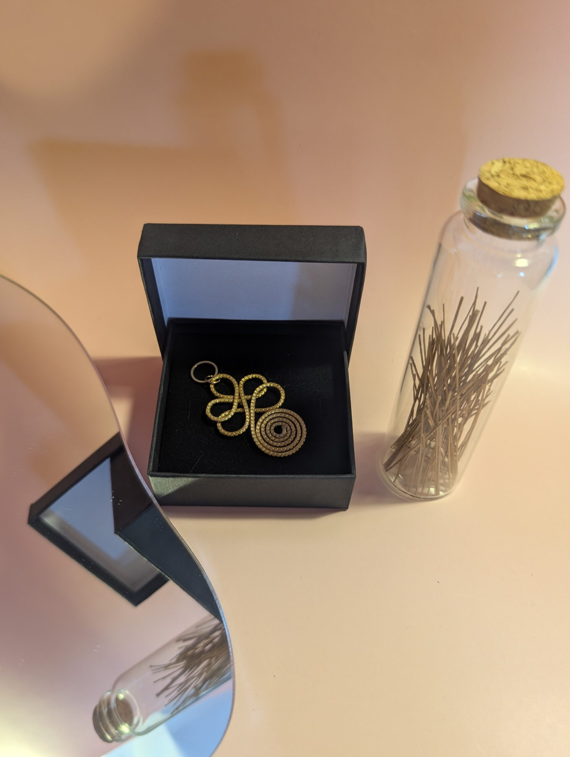 Capimix CREATIVIDAD – Charms Dije artesanal – Colgante Oro vegetal Capim dorado para pendientes, collar, adorno – 5×2,5cm SLOWECO – 1U.