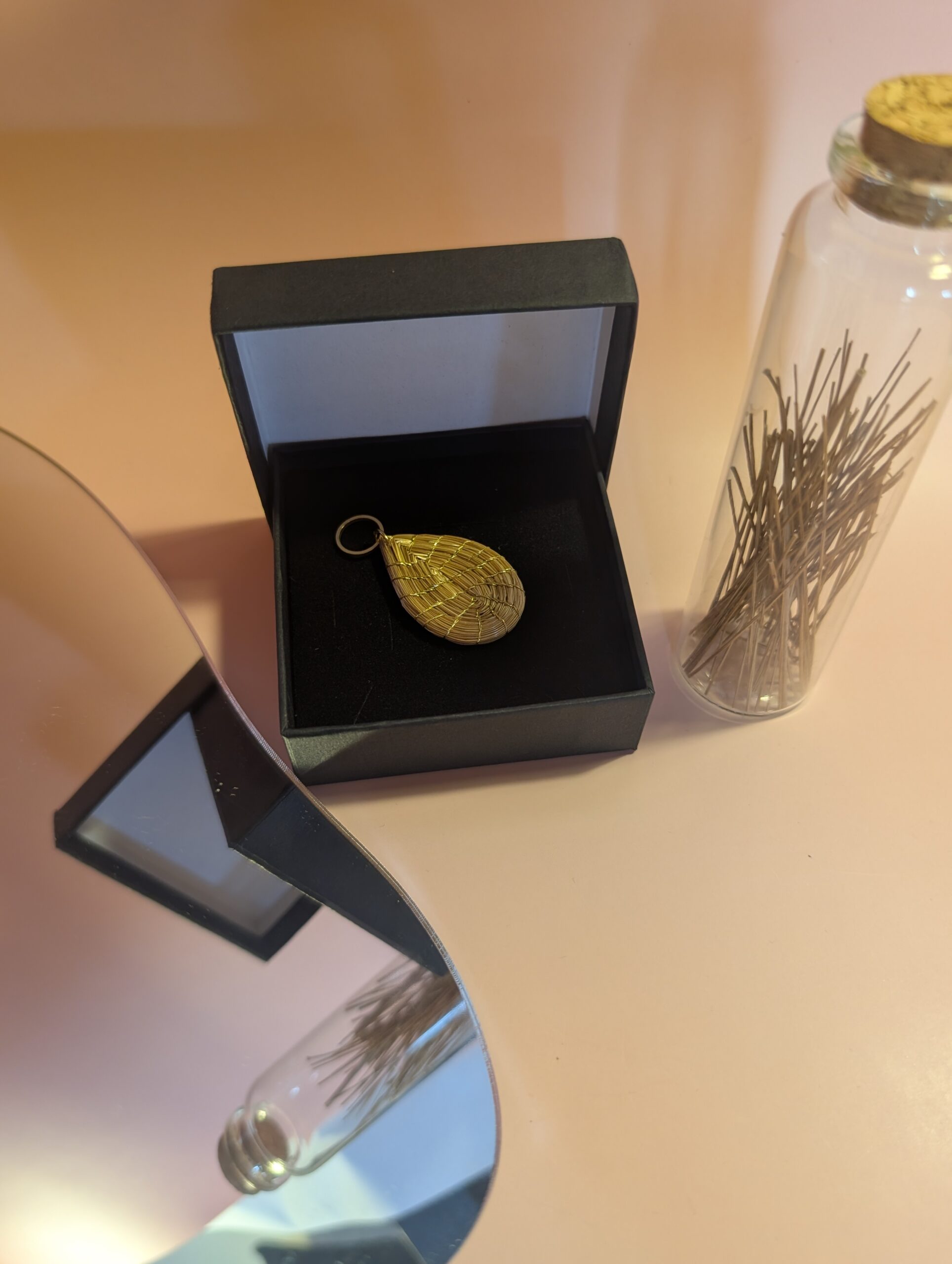 Capimix ESPERANZA – Charms Dije artesanal – Colgante Oro vegetal Capim dorado para pendientes, collar, adorno – 4,5×2,5cm SLOWECO – 1U.