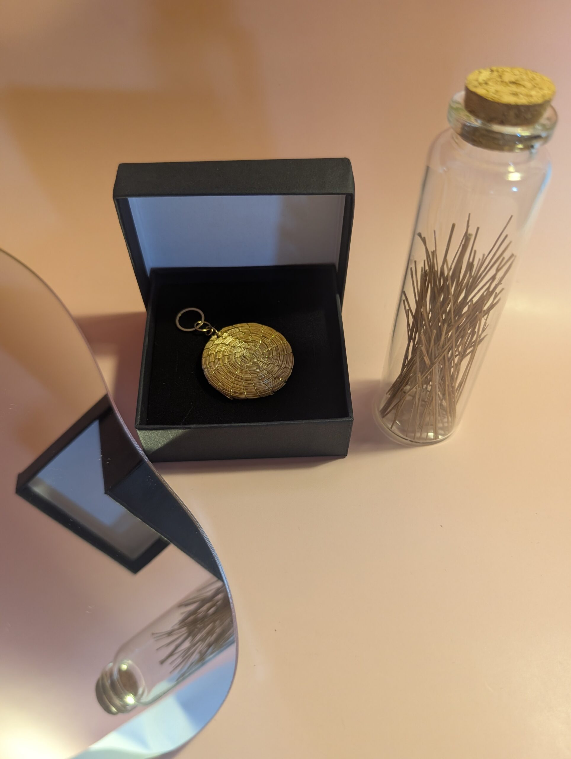 Capimix LIBERTAD – Charms Dije artesanal – Colgante Oro vegetal Capim dorado para pendientes, collar, adorno – 5x3cm SLOWECO – 1U.