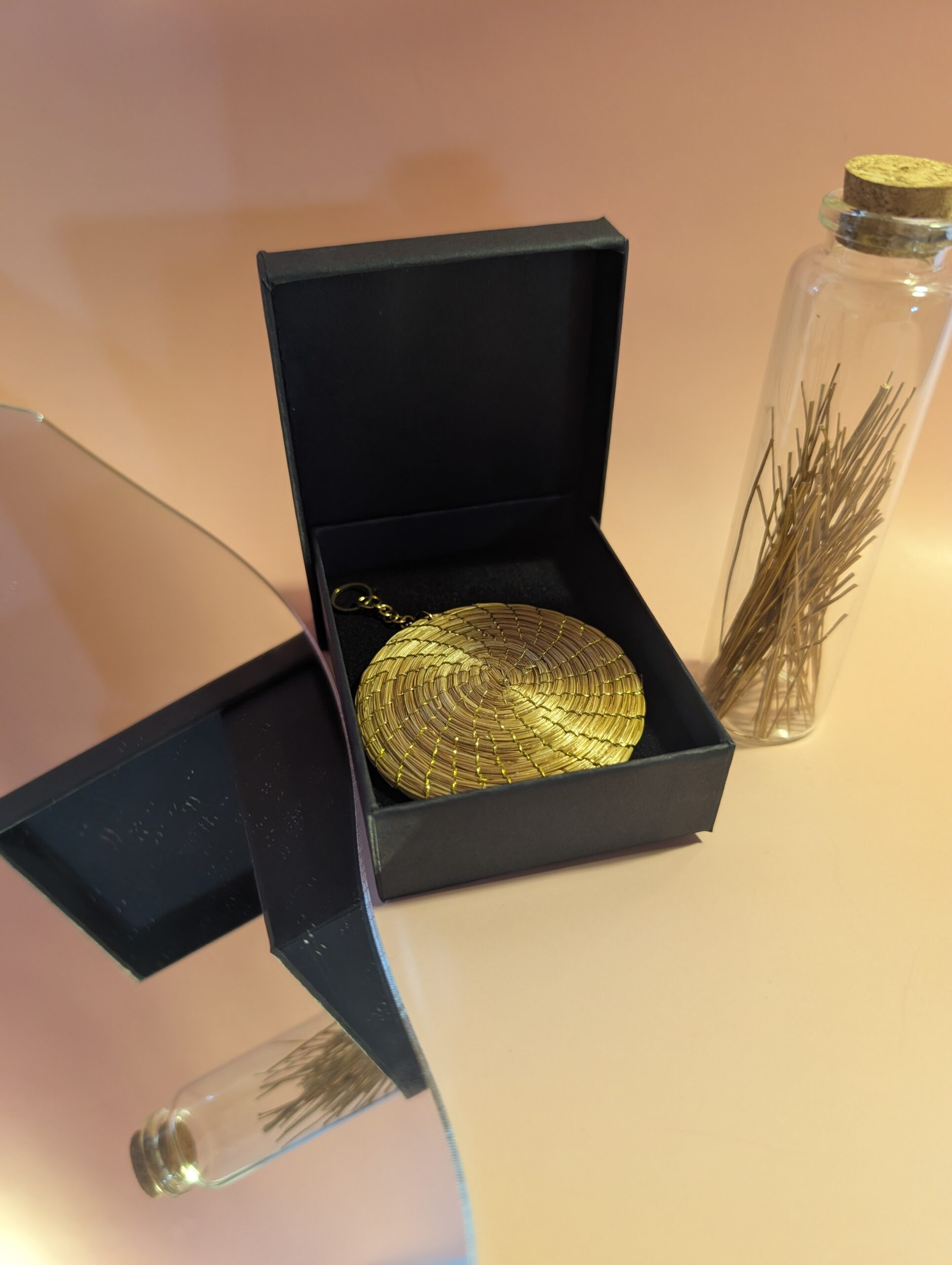 Capimix CONFIANZA – Charms Dije artesanal – Colgante Oro vegetal Capim dorado para pendientes, collar, adorno – 9x6cm SLOWECO – 1U.
