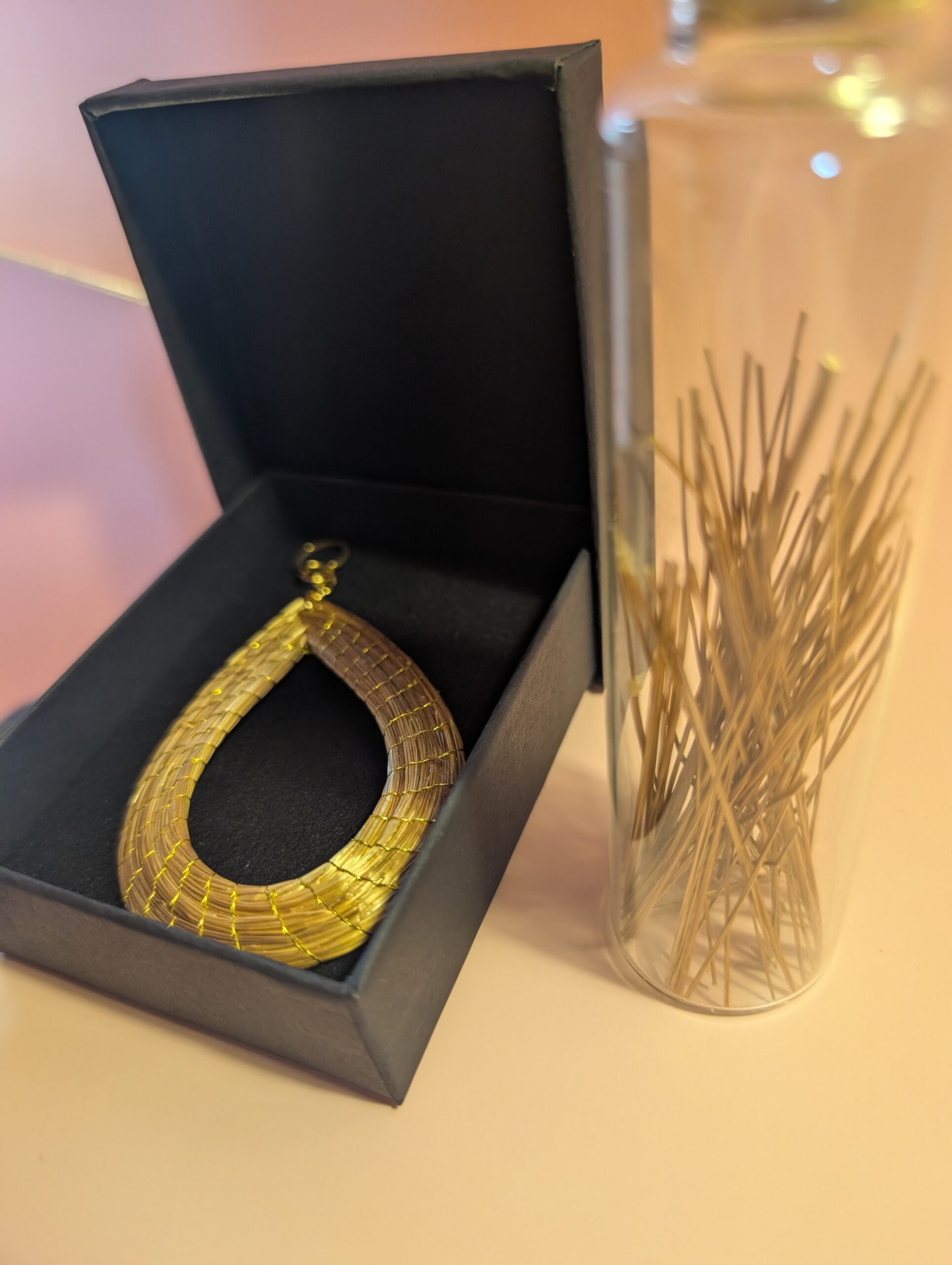 Capimix SERENIDAD – Charms Dije artesanal – Colgante Oro vegetal Capim dorado para pendientes, collar, adorno – 10x5cm SLOWECO – 1U.