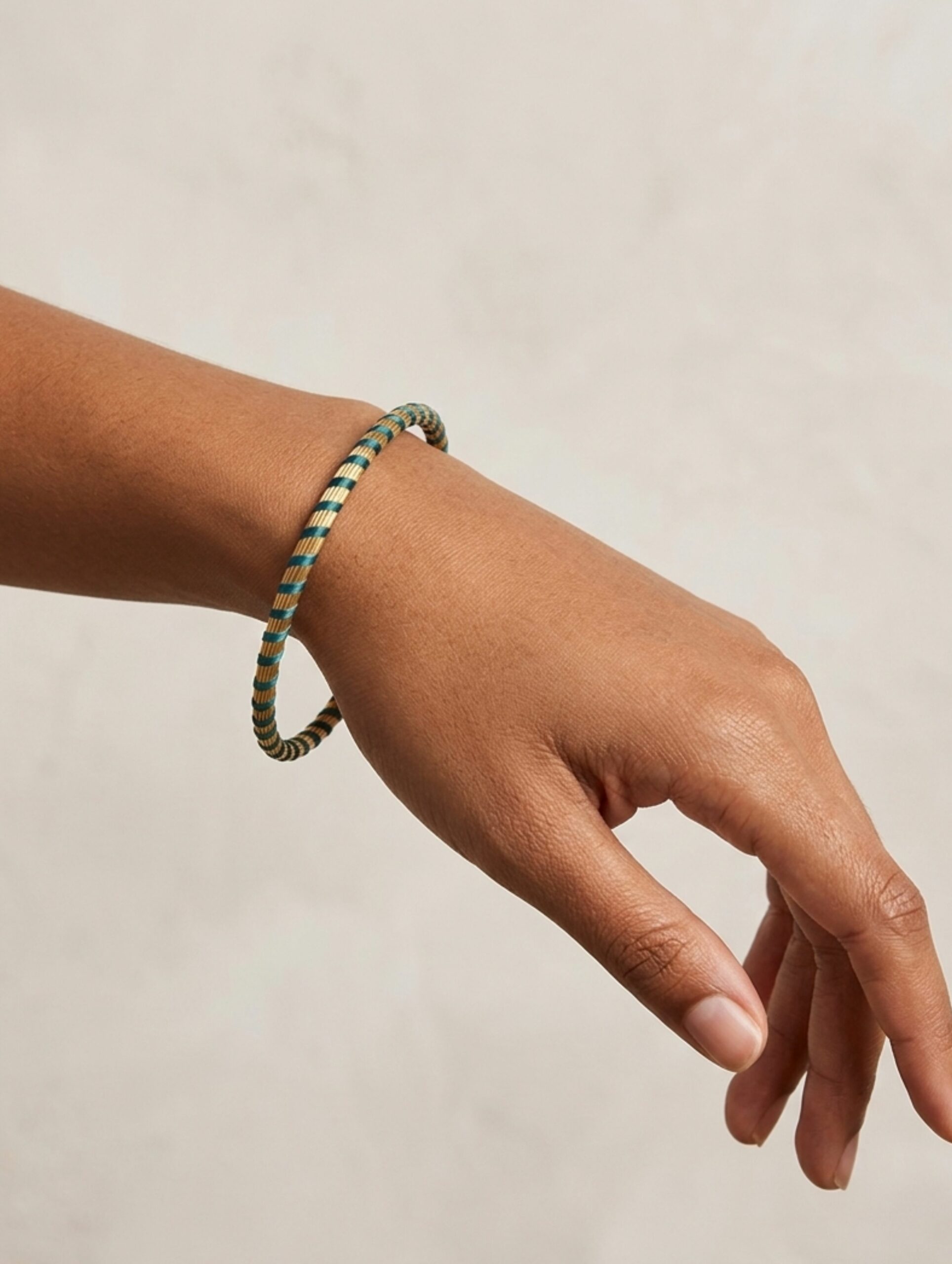 Brazalete de oro vegetal – MINI ROMA COLOR – Biojoya Capim dourado – Joya sostenible natural hecha a mano – Rígido – Diámetro 6,5cm – SLOWECO – 1U.