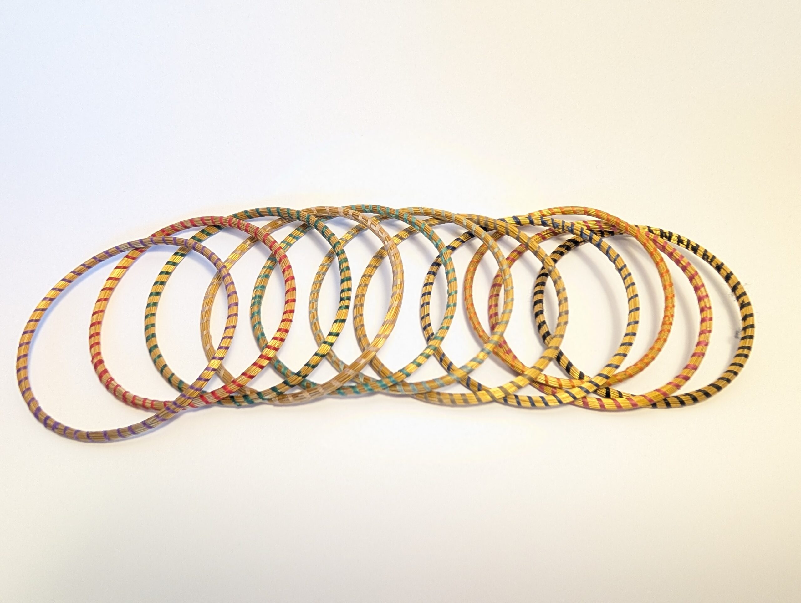 Brazalete de oro vegetal – MINI ROMA COLOR – Biojoya Capim dourado – Joya sostenible natural hecha a mano – Rígido – Diámetro 6,5cmx0,3cm – SLOWECO – 1U.