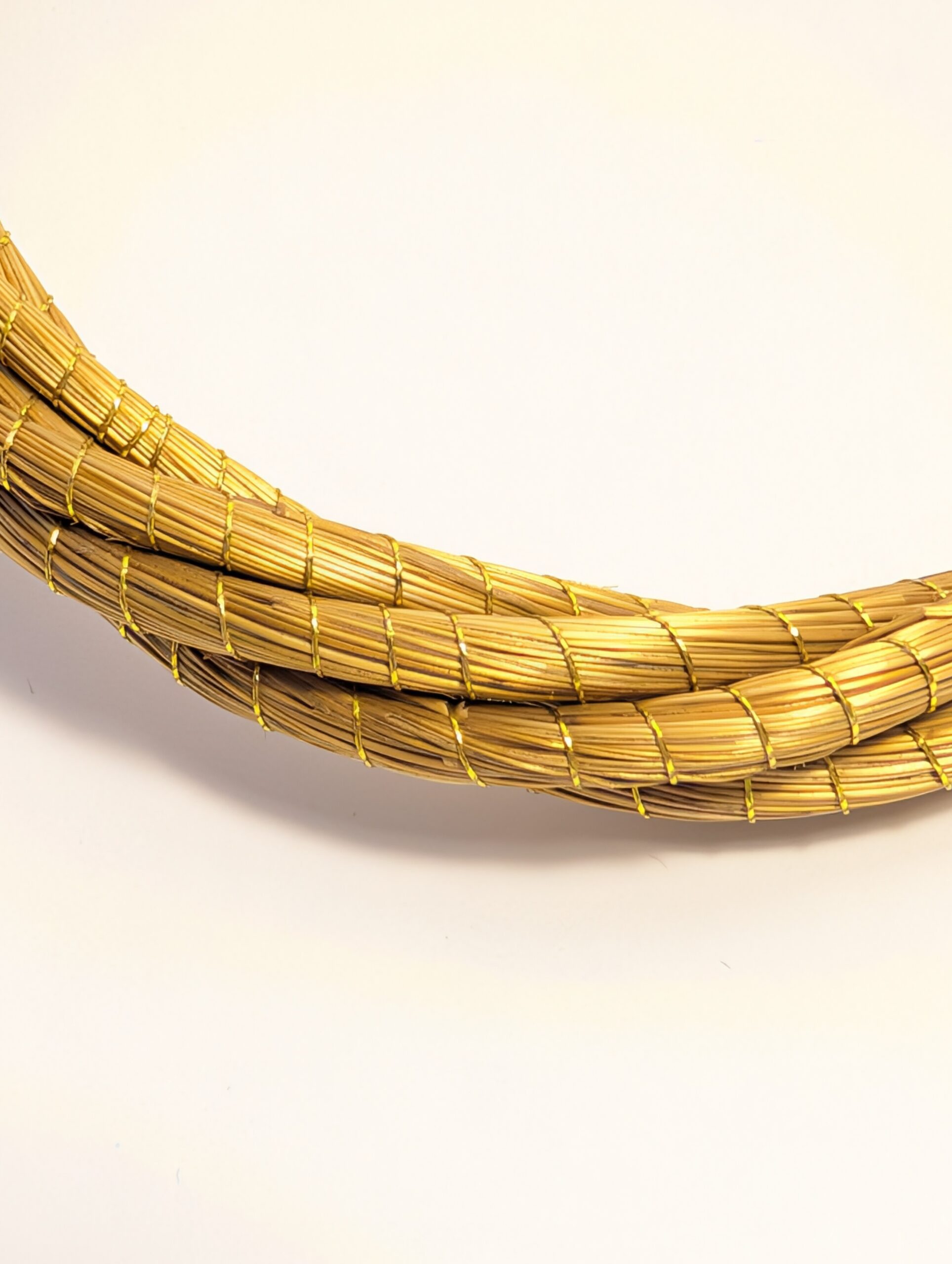 Brazalete de oro vegetal – TWIST – Biojoya Capim dourado – Joya sostenible natural hecha a mano – Rígido – Diámetro 6,5cmx1cm – SLOWECO – 1U.