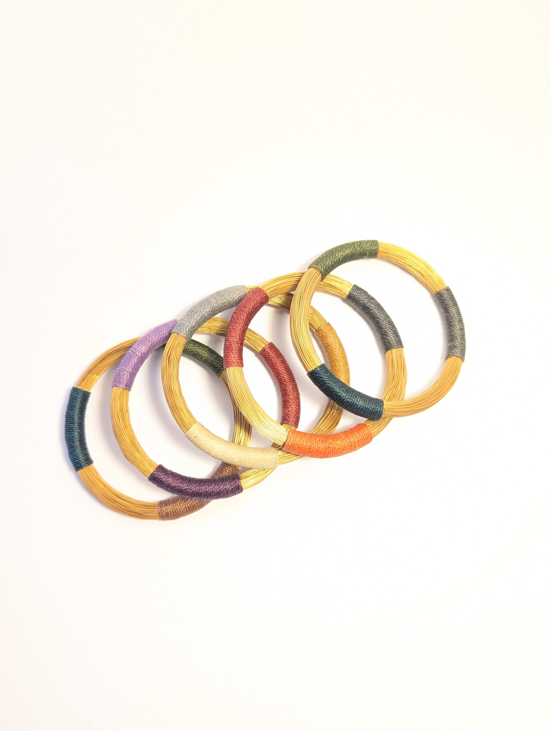 Brazalete de oro vegetal – AFRICANO – Biojoya Capim dourado – Joya sostenible natural hecha a mano – Rígido – Diámetro 6,5cmx1cm – SLOWECO – 1U.