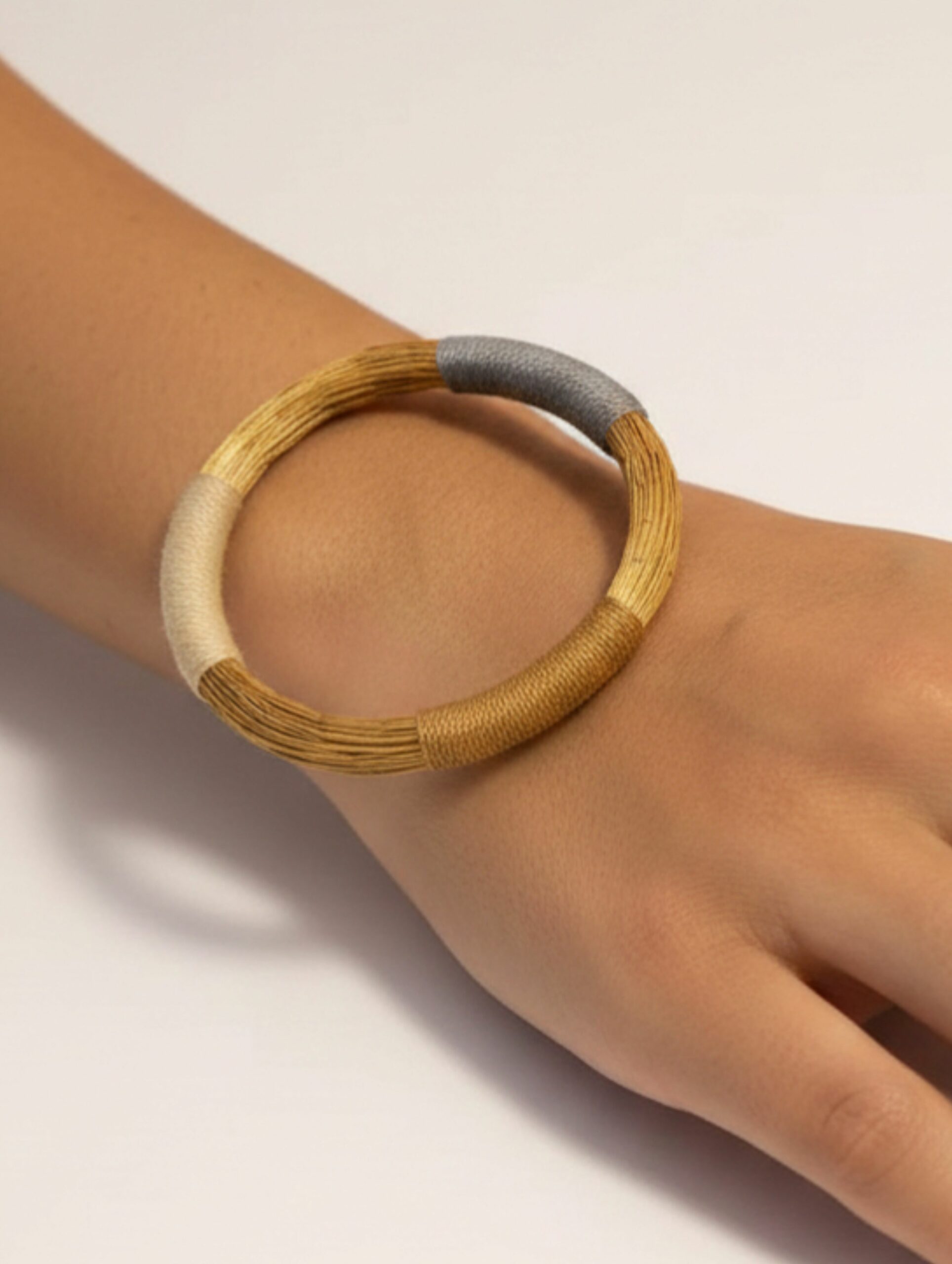 joyas artesanales y sostenibles - PULSERA Oro vegetal capim dourado