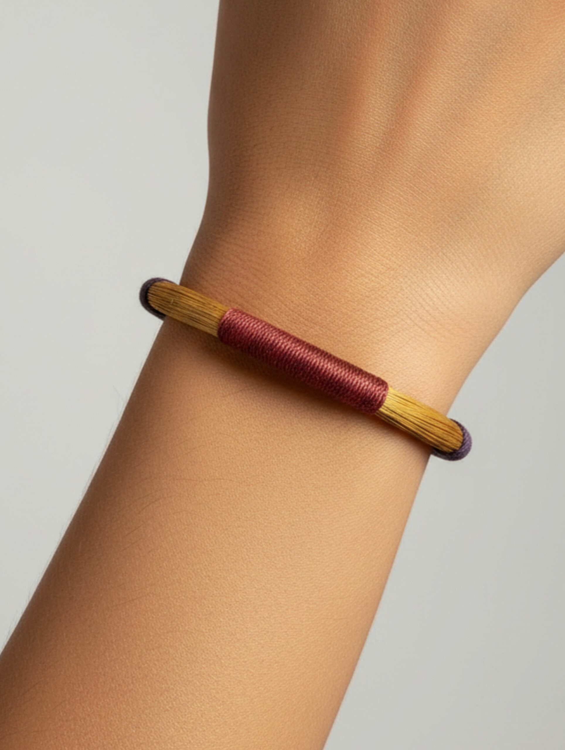 Brazalete de oro vegetal – AFRICANO – Biojoya Capim dourado – Joya sostenible natural hecha a mano – Rígido – Diámetro 6,5cm – SLOWECO – 1U.