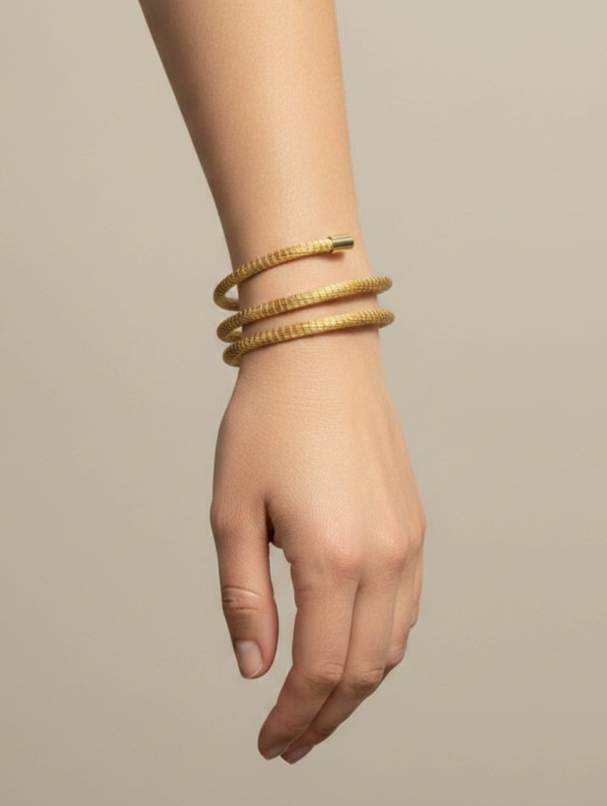 Brazalete oro vegetal – SAHARA – Biojoya Capim dourado – Joya sostenible natural hecha a mano – Semirrígido – Diámetro 7cm- SLOWECO