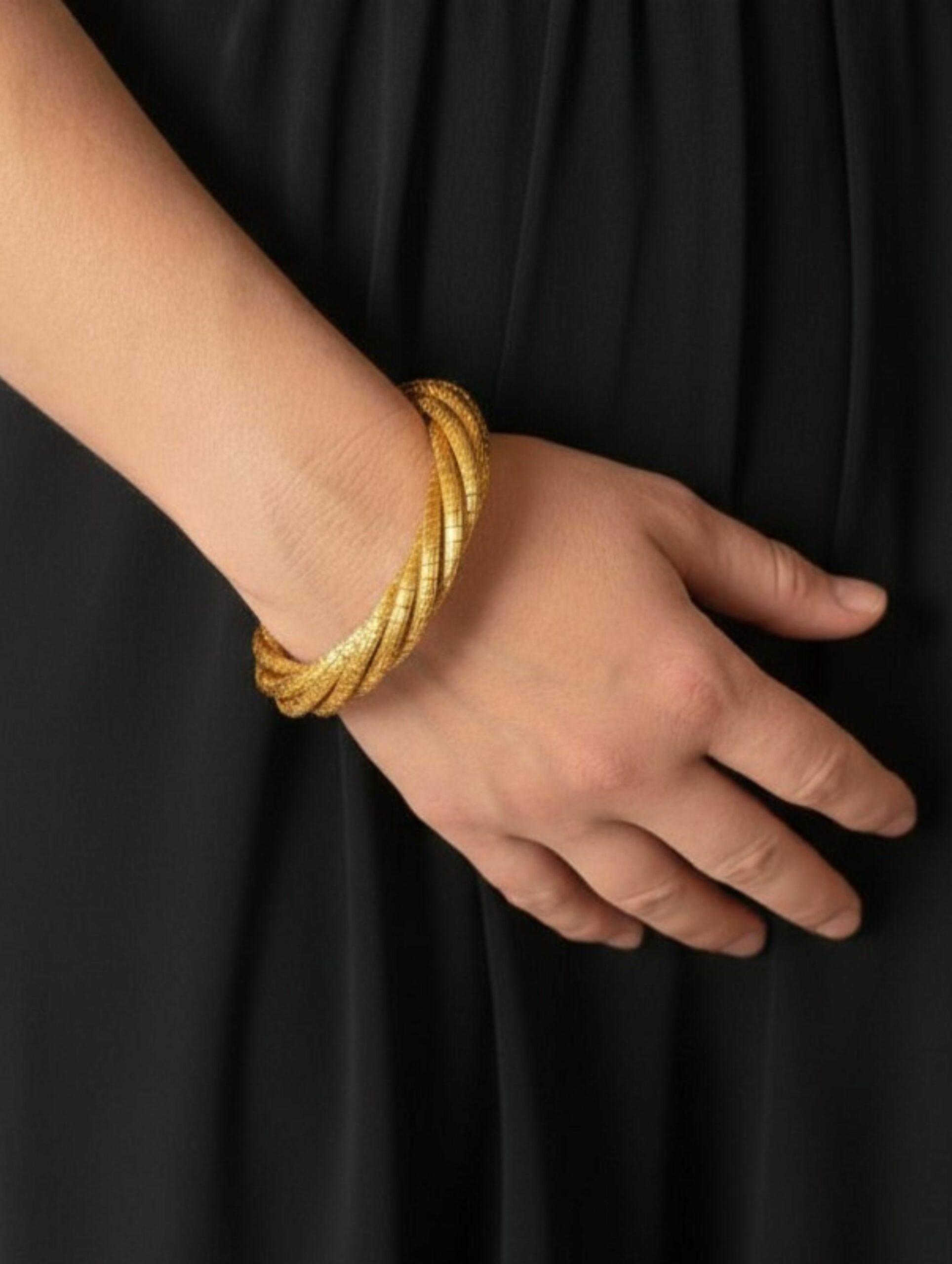 Brazalete de oro vegetal – TWIST – Biojoya Capim dourado – Joya sostenible natural hecha a mano – Rígido – Diámetro 6,7cm – SLOWECO – 1U.