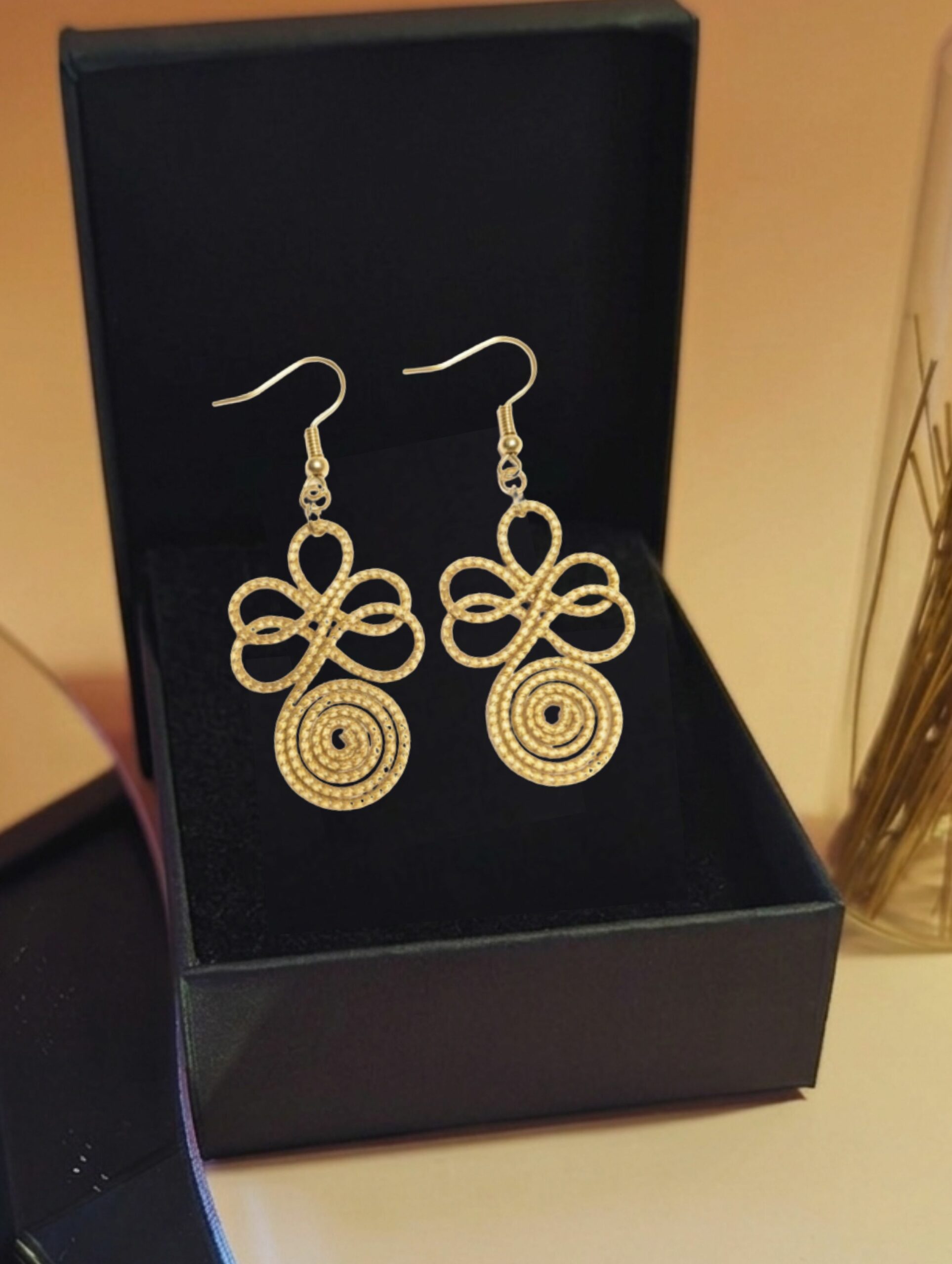 Pendientes de oro vegetal – CREATIVIDAD – Biojoya Capim dorado – Joya sostenible hecha a mano – Ganchos – 6,5x3cm SLOWECO