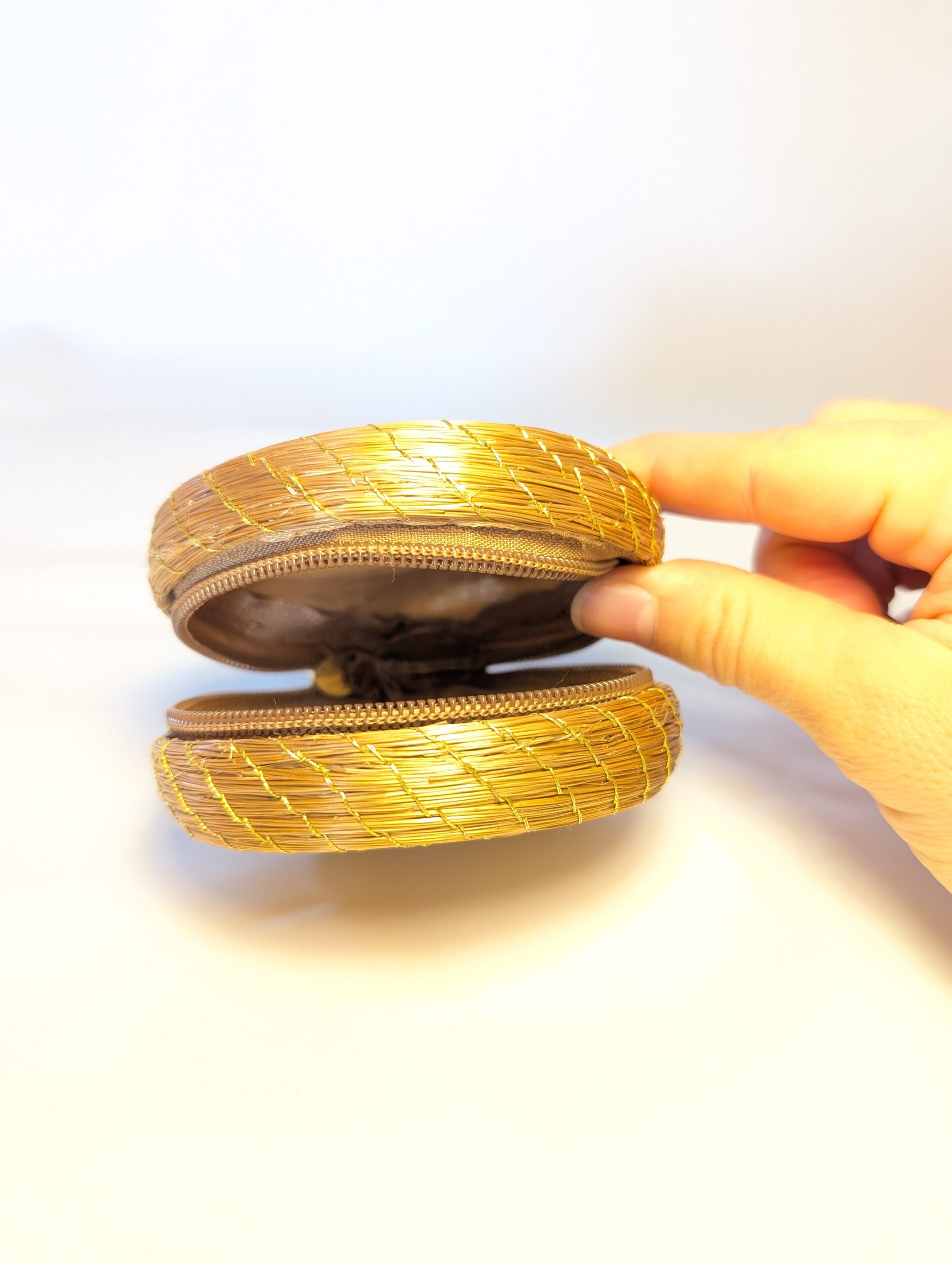 Cajita Ovalada de Oro Vegetal con Cierre Zip – 9 cm x 8 cm x 4 cm – Sloweco