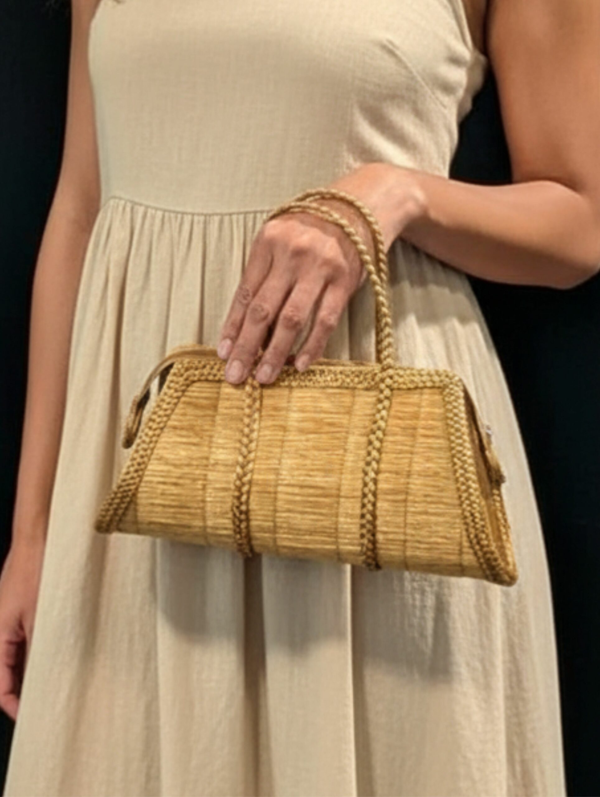 Bolso de mano artesanal – TRAPECIO DORADO – Capim dourado – Oro vegetal – Largo 29cm x Alto 15cm x Ancho 10 cm – Asas 12cm – Sloweco
