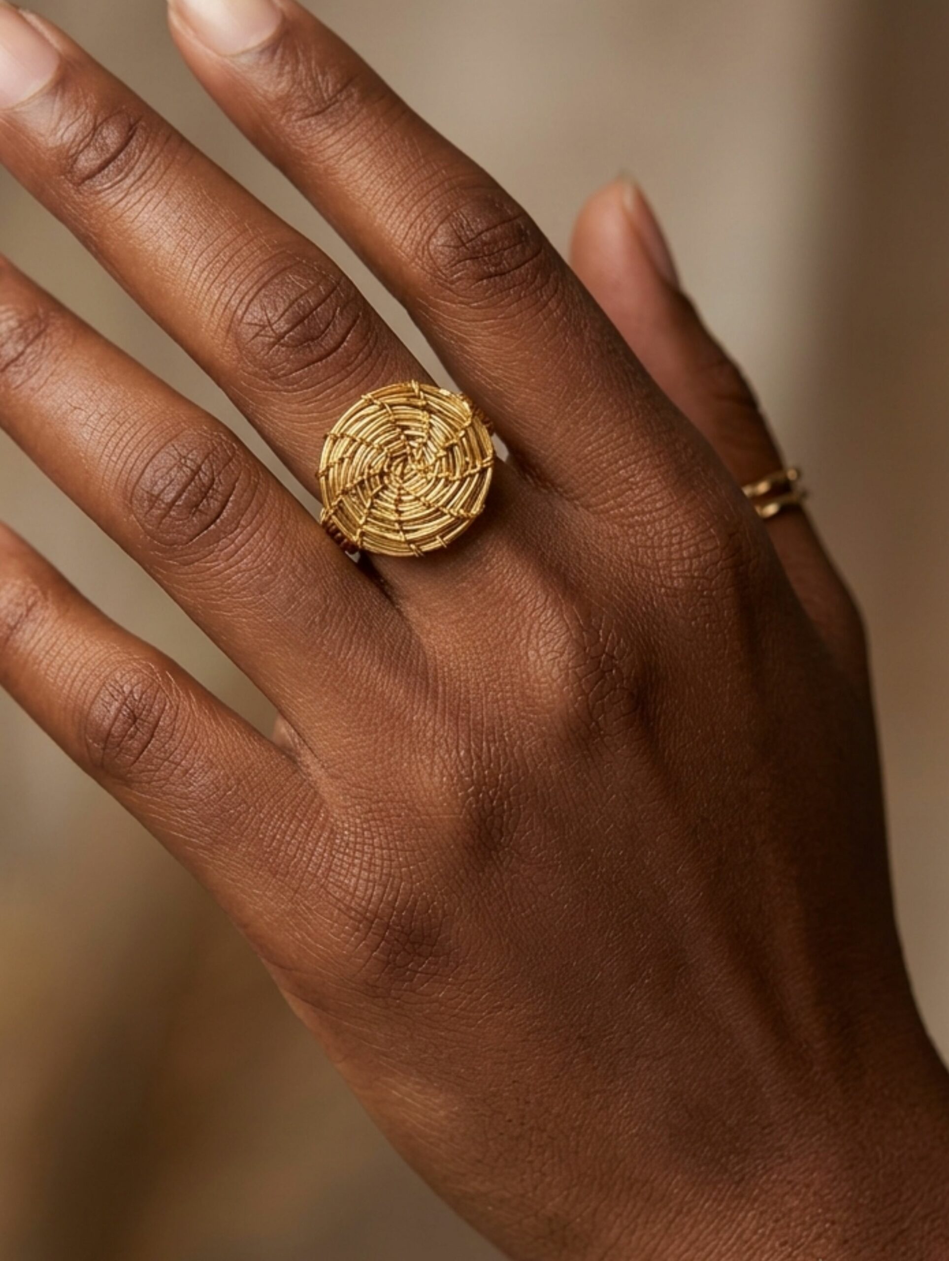 Anillo de oro vegetal ajustable – ARMONIA – Biojoya Capim dourado – Joya sostenible natural hecha a mano – Diámetro 2cm – SLOWECO