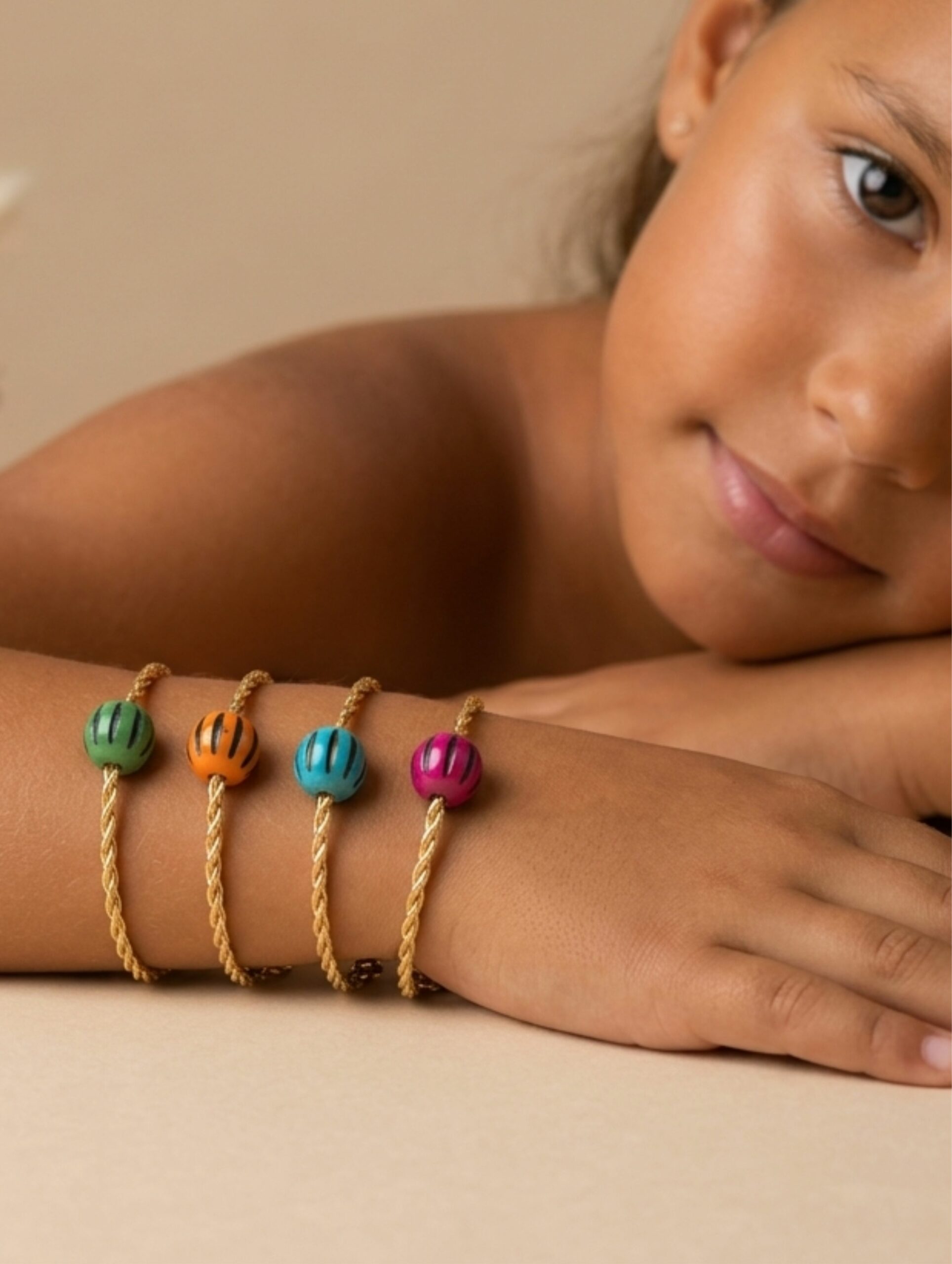 Pulsera INFANTIL de oro vegetal ajustable – DANUBIO – Biojoya Capim dourado – Joya sostenible natural hecha a mano – SLOWECO- 1U.