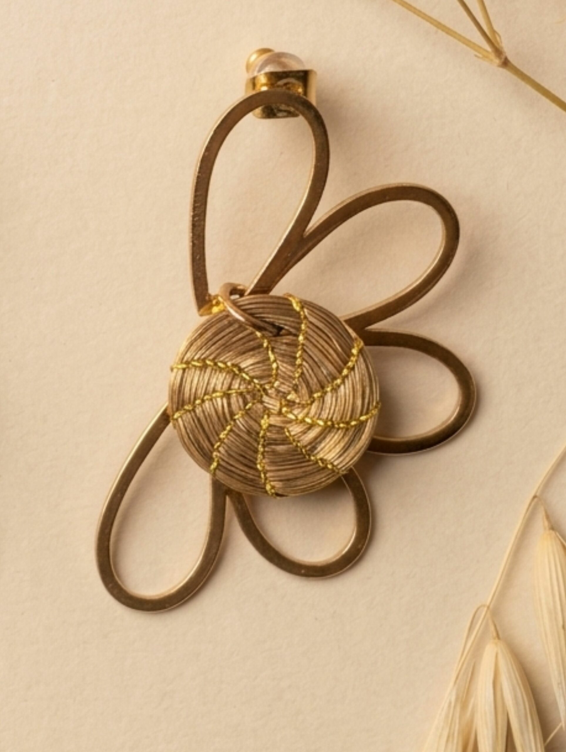 Pendientes flor MADEIRA de Capim Dourado | Flor de Oro Vegetal | Sloweco