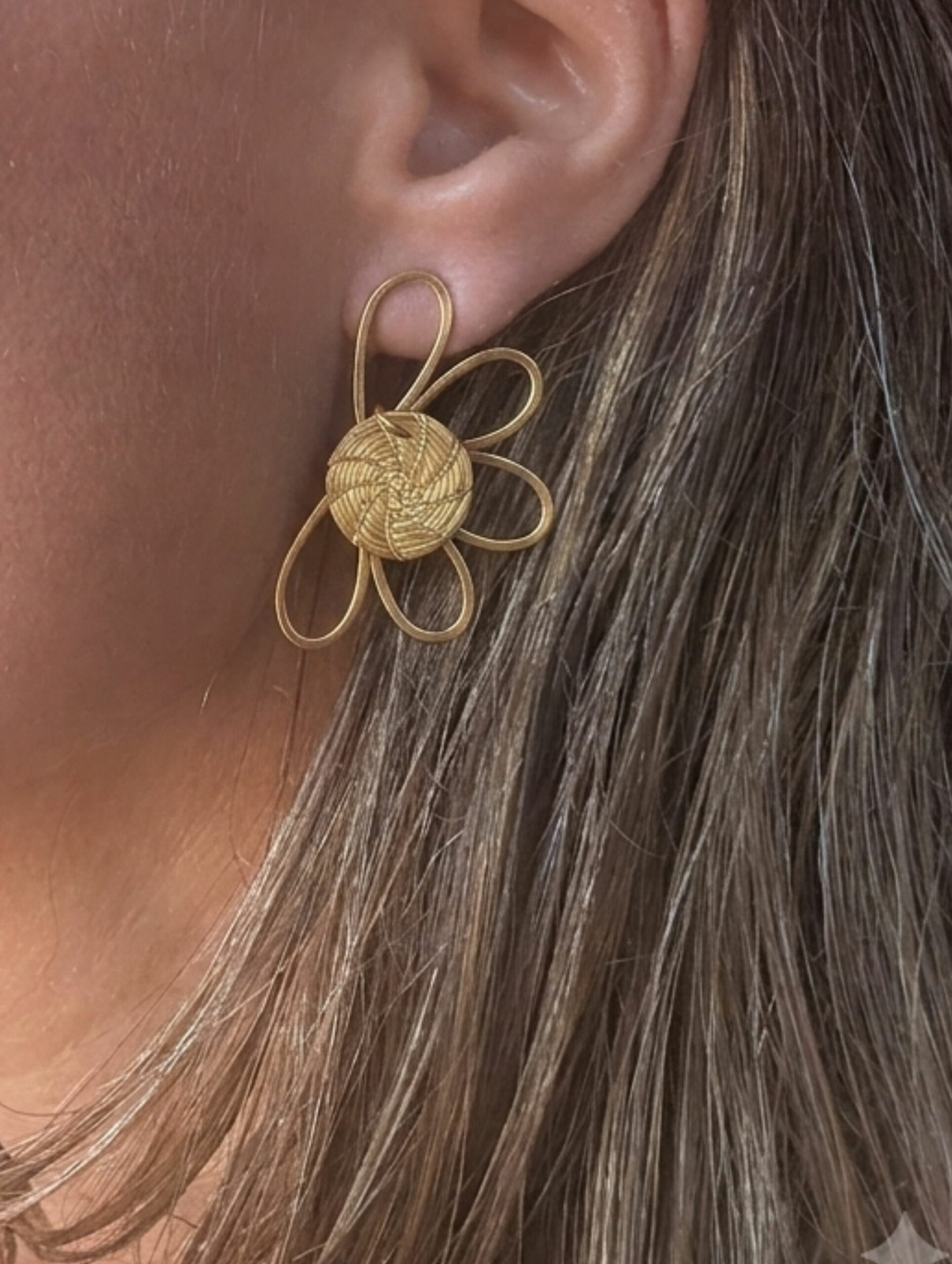 Pendientes flor MADEIRA de Capim Dourado | Flor de Oro Vegetal | Sloweco