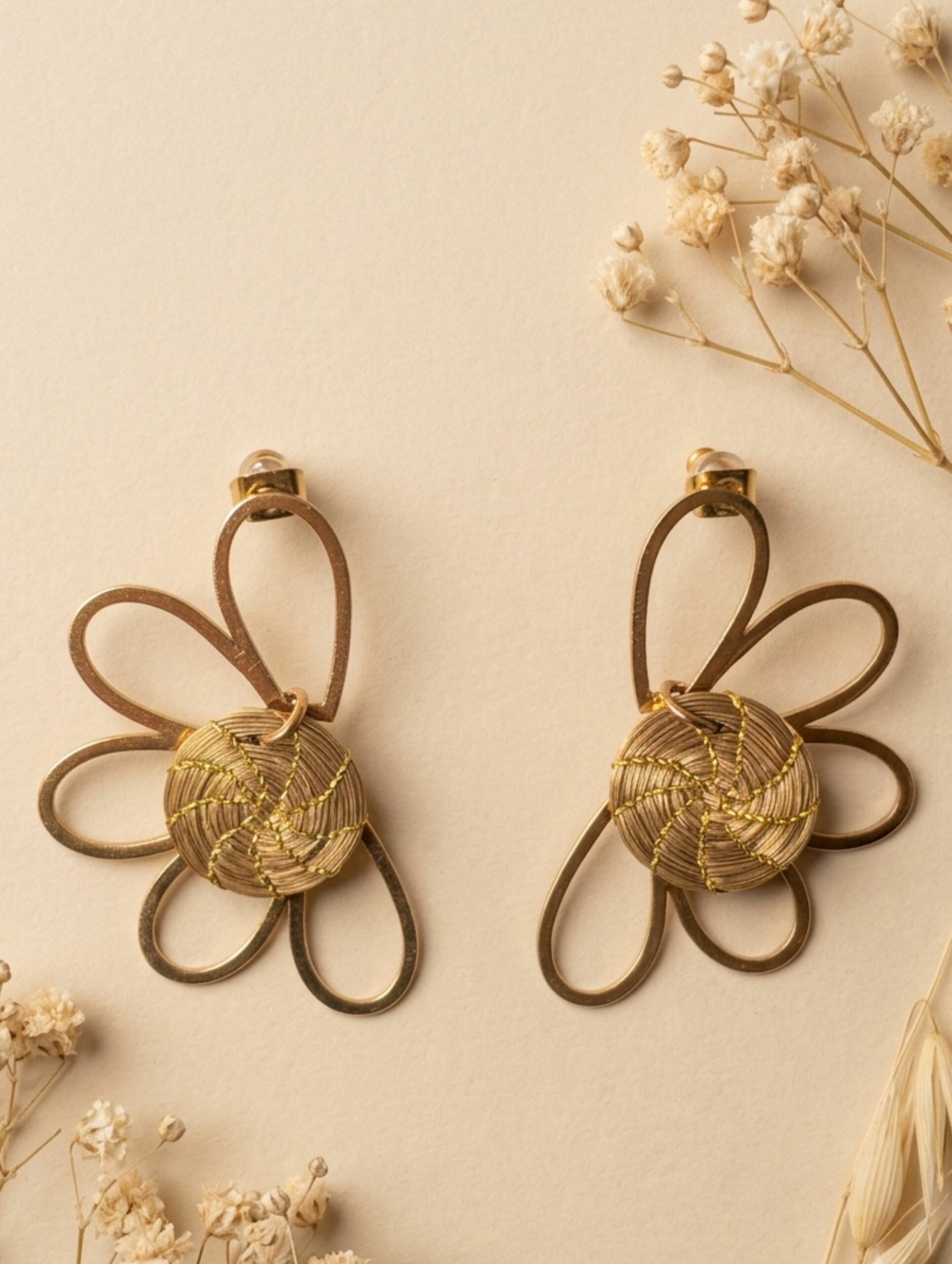 Pendientes flor MADEIRA de Capim Dourado | Flor de Oro Vegetal | Sloweco