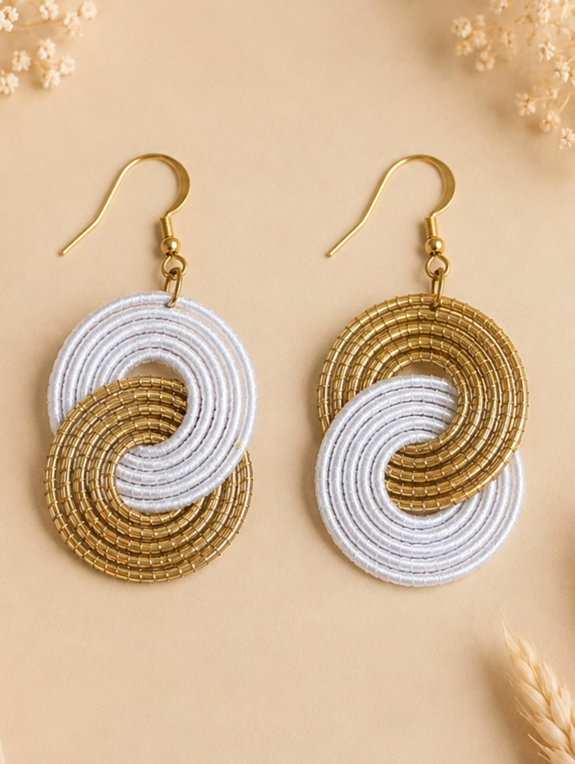 Pendientes de oro vegetal - PARIS COLOR - Biojoya Capim dourado - Joya sostenible natural hecha a mano - Ganchos - 6 cmx2,5cm - SLOWECO - Imagen 11