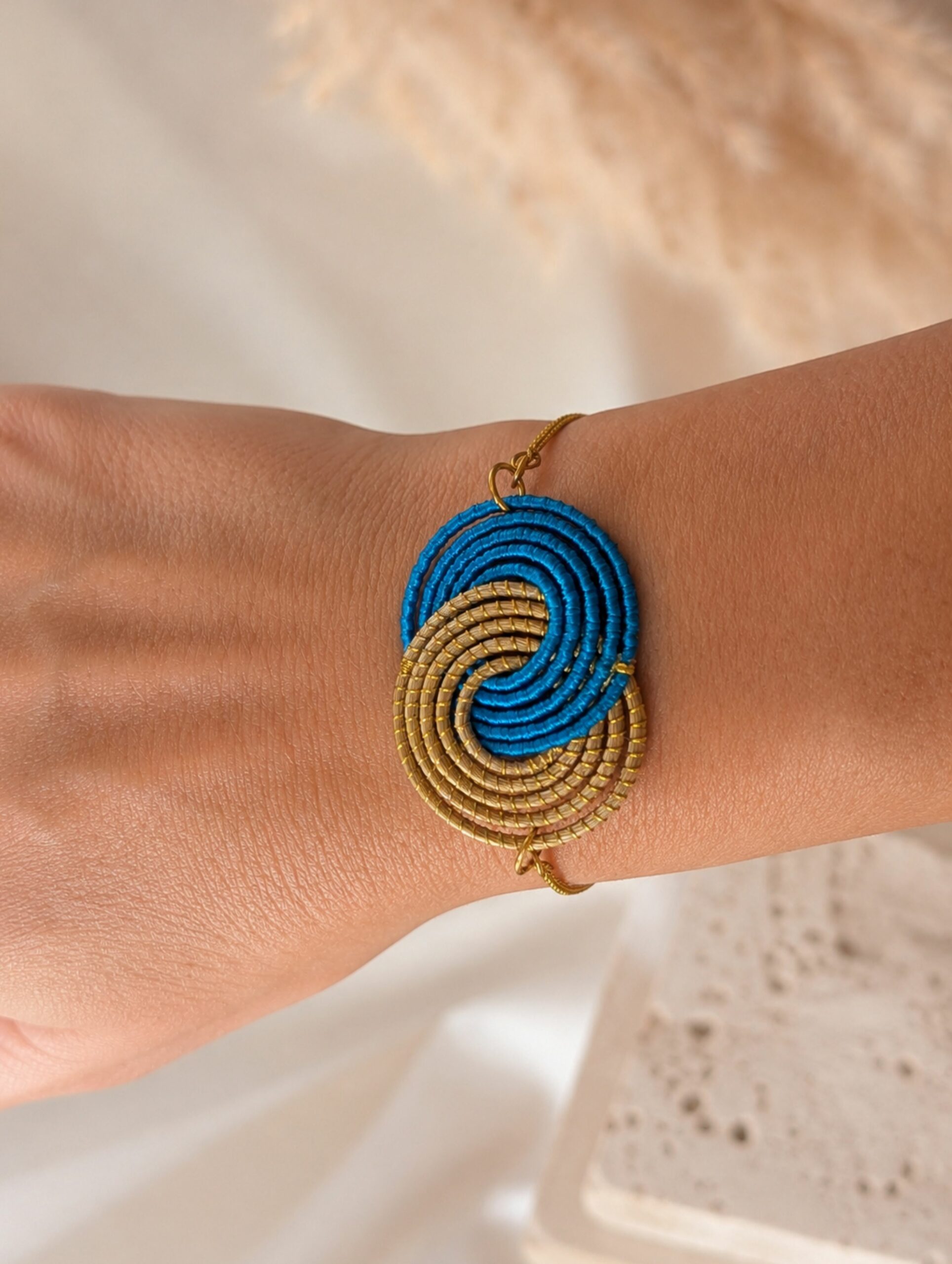 Pulsera de oro vegetal ajustable – PARIS COLOR – Biojoya Capim dourado – Joya sostenible natural hecha a mano – SLOWECO- 1U.