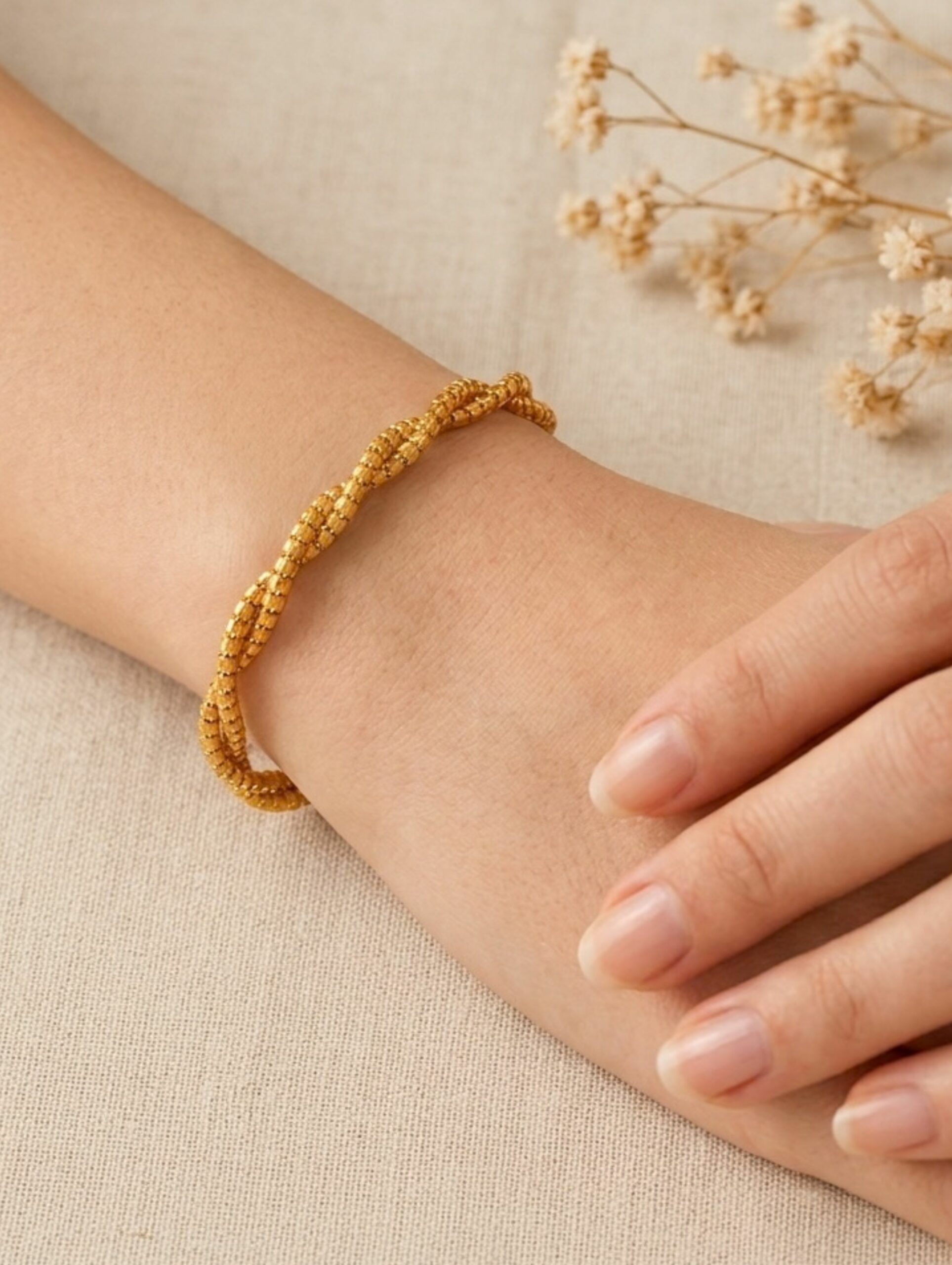 Brazalete de oro vegetal – DUNA – Capim dourado – Brazalete fino artesanal, hipoalergénico y sostenible – Semirrígido – Largo 5,5 cm – Ancho 5 cm – Grosor 3 mm – – SLOWECO